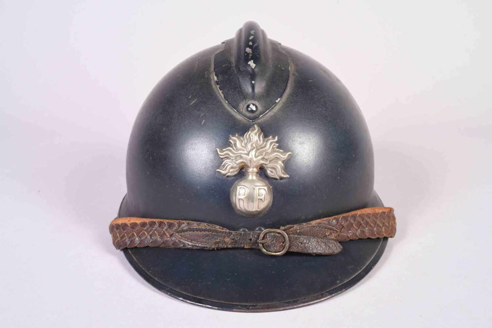 Casque Adrian modèle 26. Attribut de la gendarmerie. Fabricant L.U.M 39. Coque C. Peinture Bleu nuit