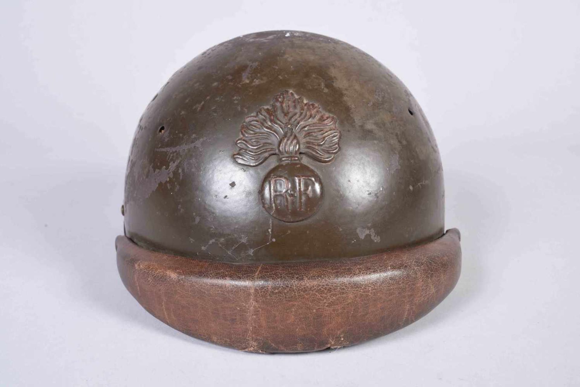 Casque Adrian modèle 35 motorisé. Attribut à la grenade Modèle 15. Peinture d’usine kaki-vert