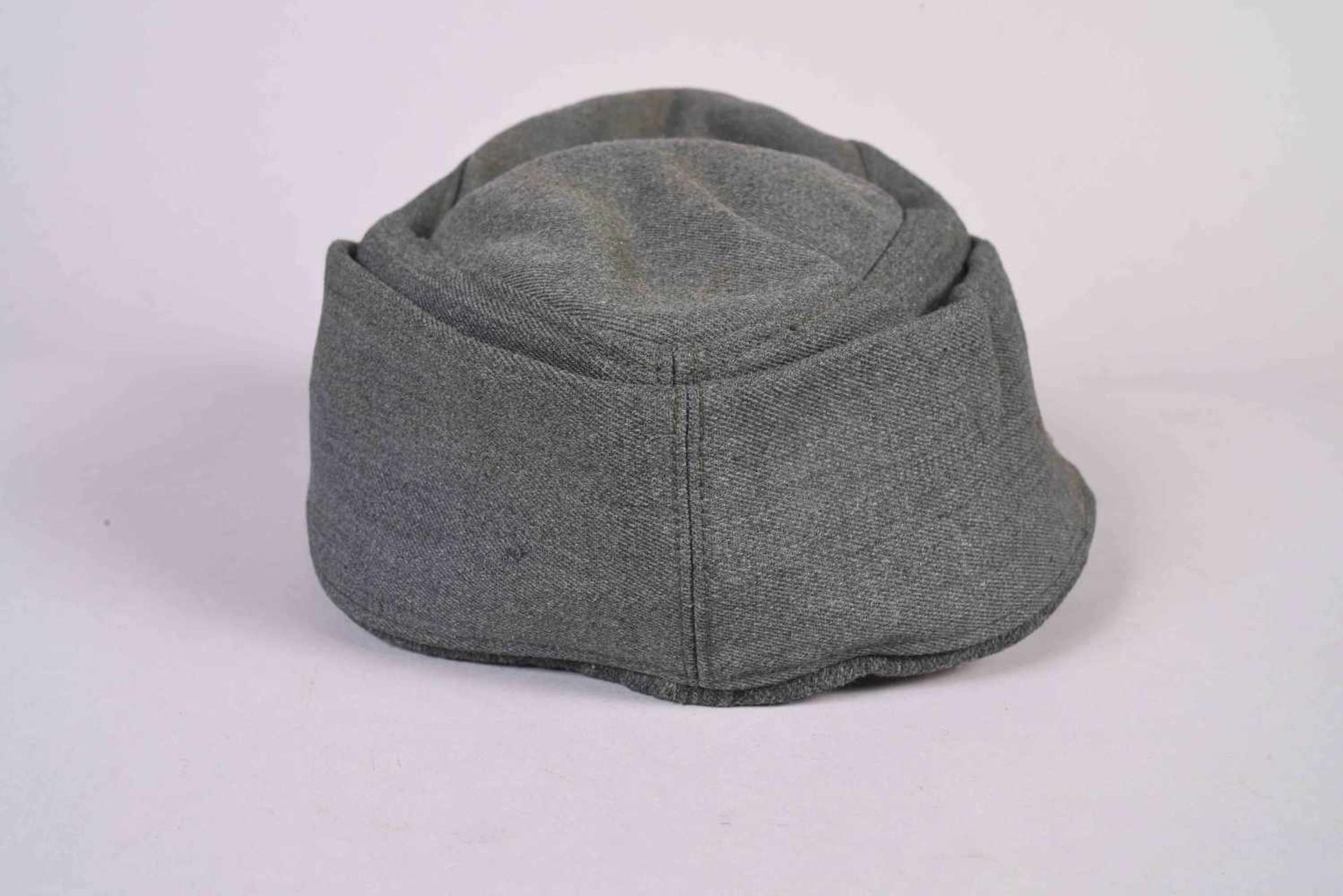 Casquette mod 43 de La Waffen XX, en drap vert, bons insignes probablement recousus, intérieur en - Bild 4 aus 8