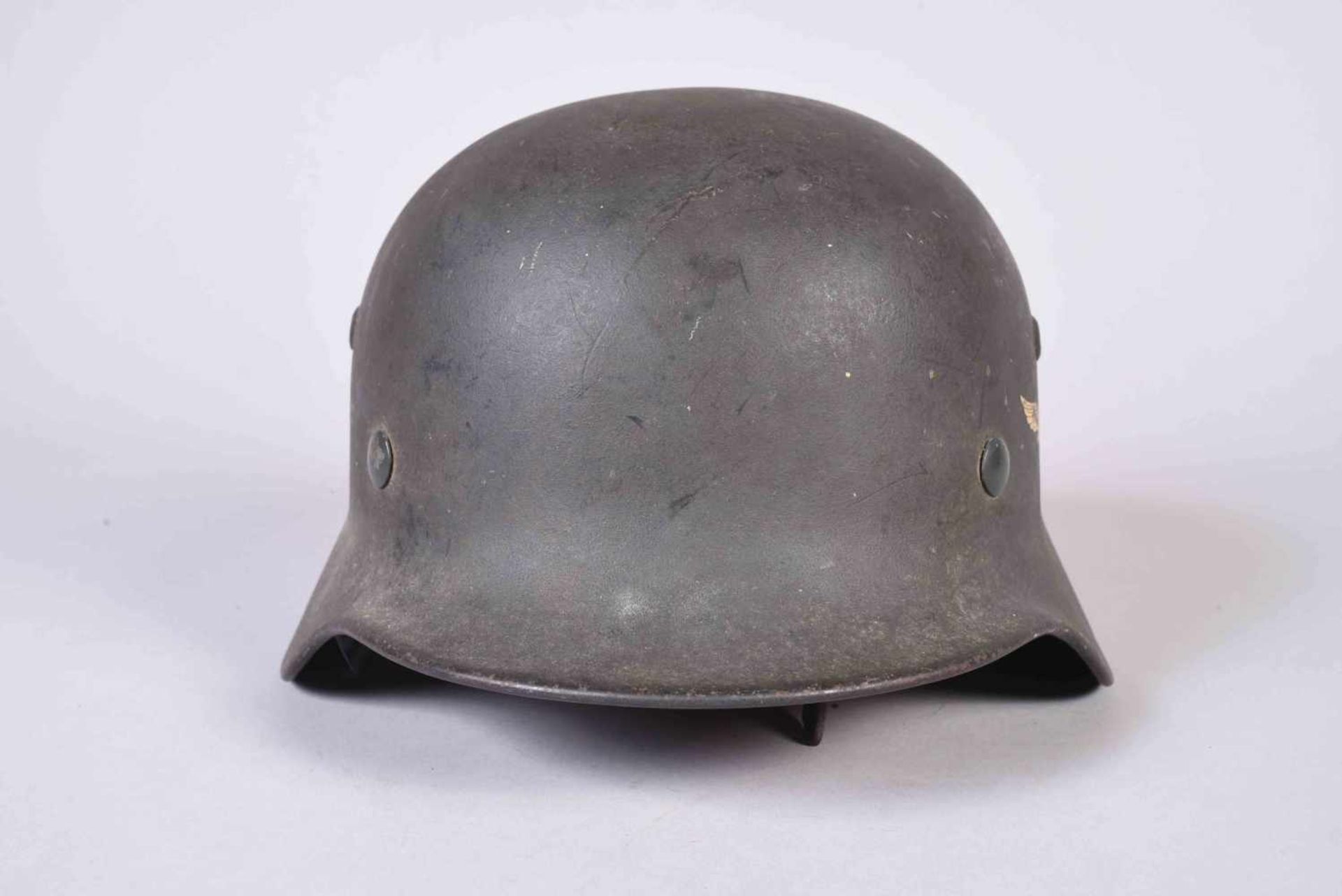 Casque Allemand modèle 35 de l’armée de l’air (LUFTWAFFE). Fabricant Quist, Q62 N° de série 4768.