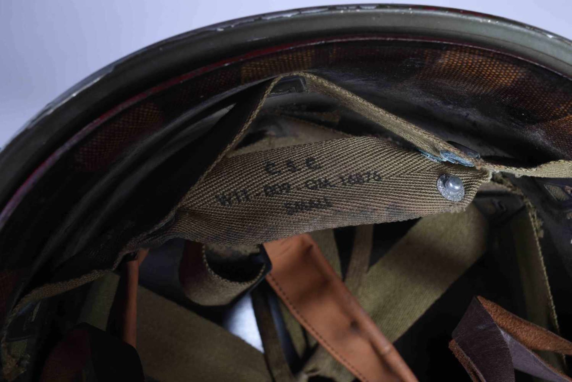US- Casque M1 à pattes fixes, coque en acier peint olive drap, jugulaires en toile. Liner en fibre - Bild 9 aus 9
