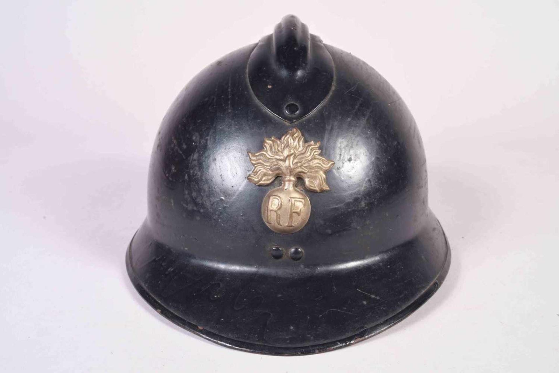 Casque Adrian modèle 26. Attribut de la gendarmerie. Fabricant Dunois et Fils. Peinture Kaki