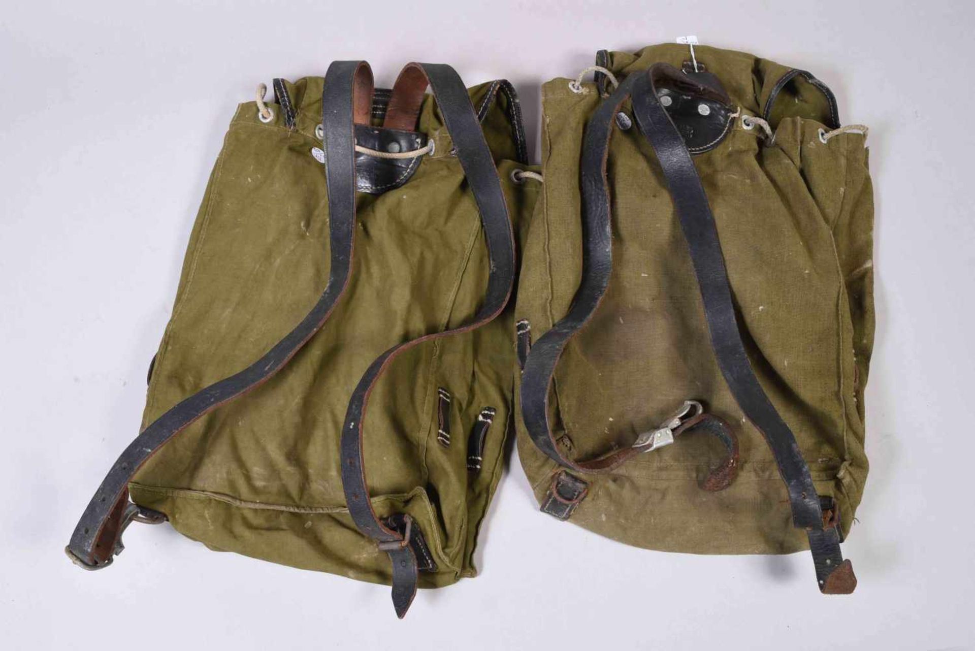All- 2 petits sacs à dos WH en toile kaki à bretelles en cuir. Les deux datés 1940. Etat d’usage, - Bild 2 aus 6