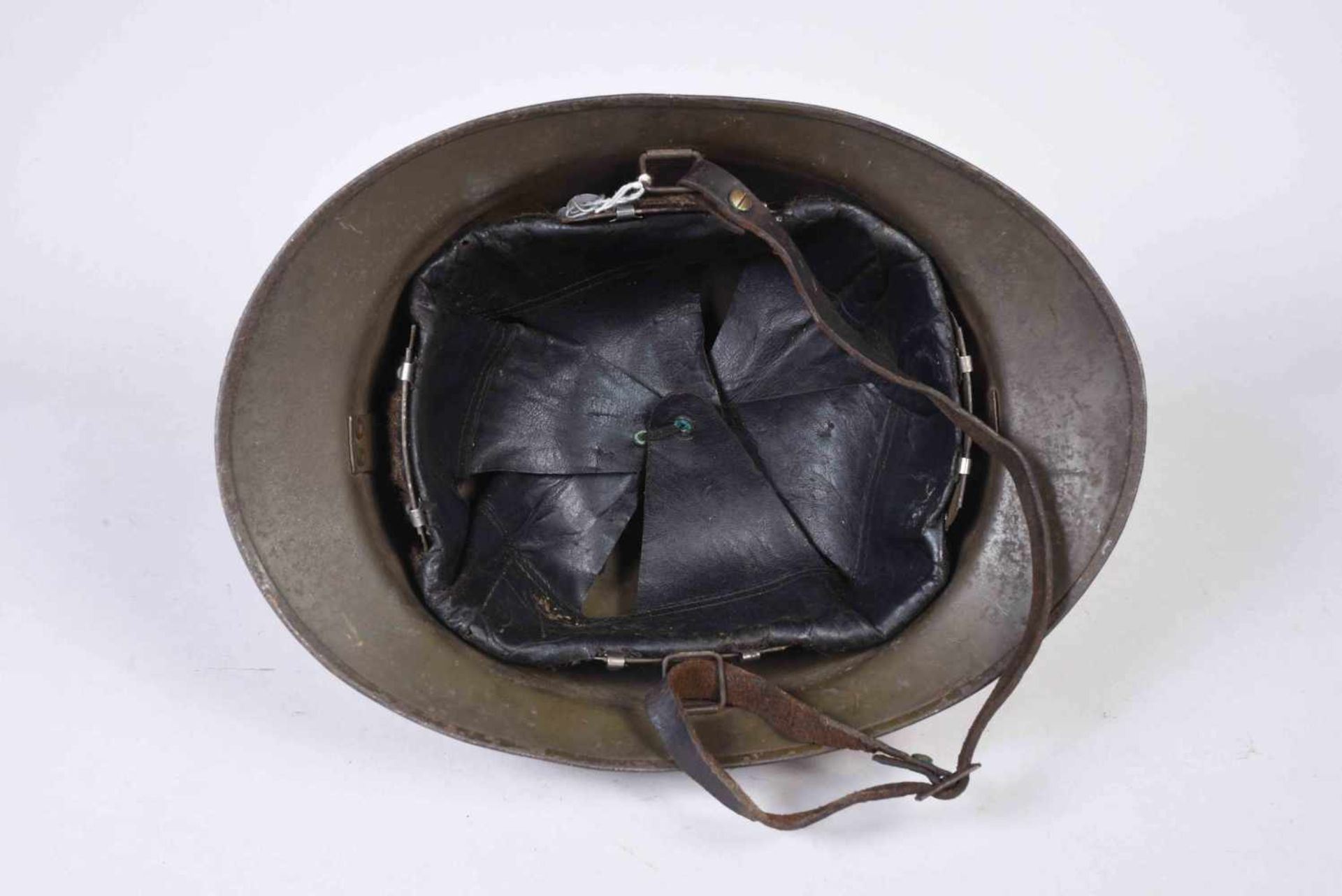 FR. Casque M/26 Attribut de l'infanterie M/37. Fabricant. Coque C. Peinture verte d'usine. Coiffe en - Bild 5 aus 6