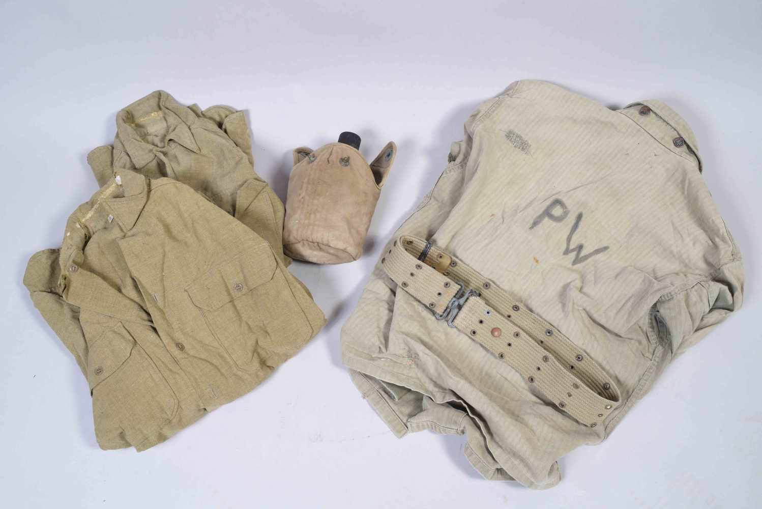 US- Lot comprenant une veste en toile HBT portant dans le dos le marquage de prisonnier de guerre