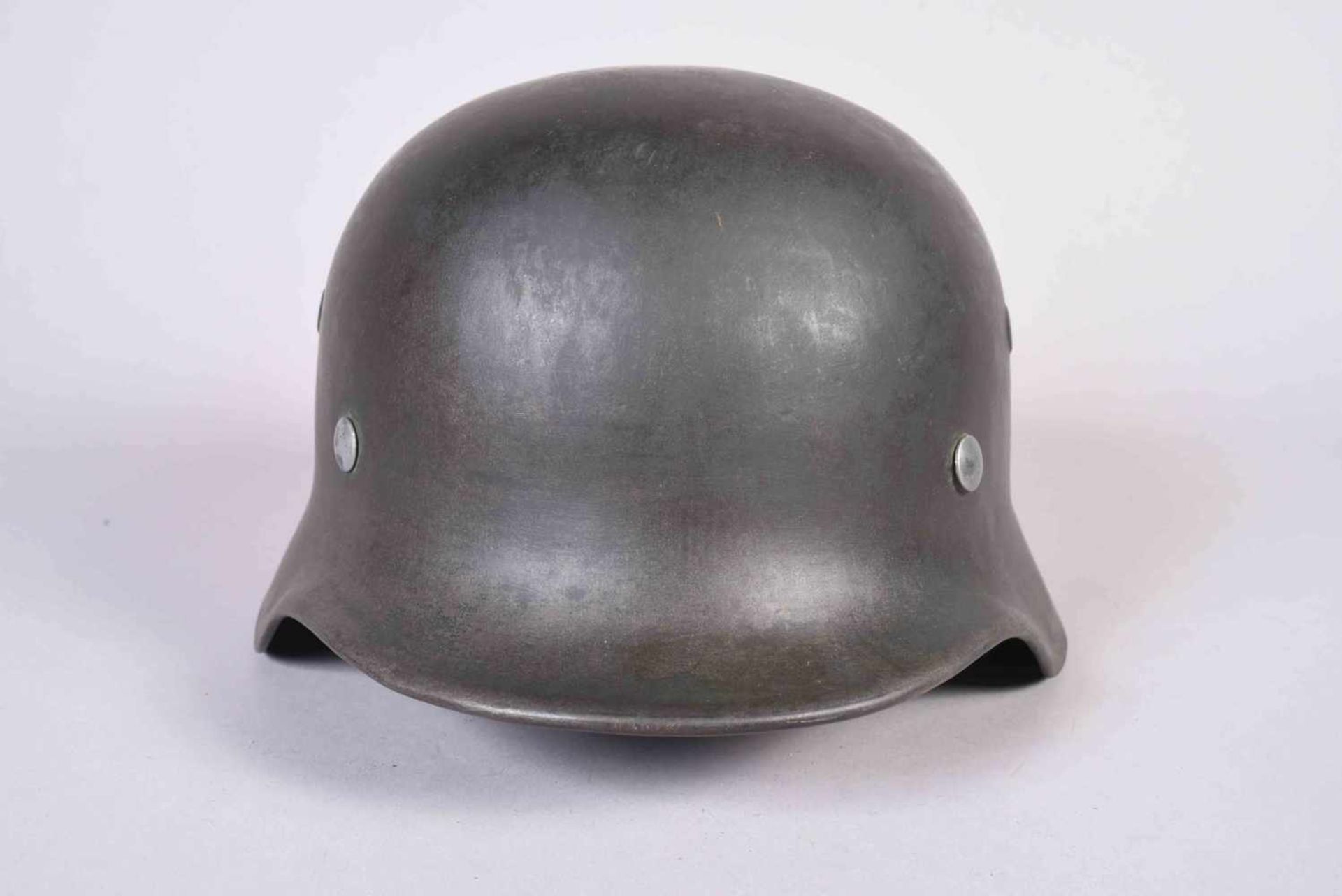 Coque de casque mod 40 de couleur vert foncée, présence du cerclage et des rivets, marque du