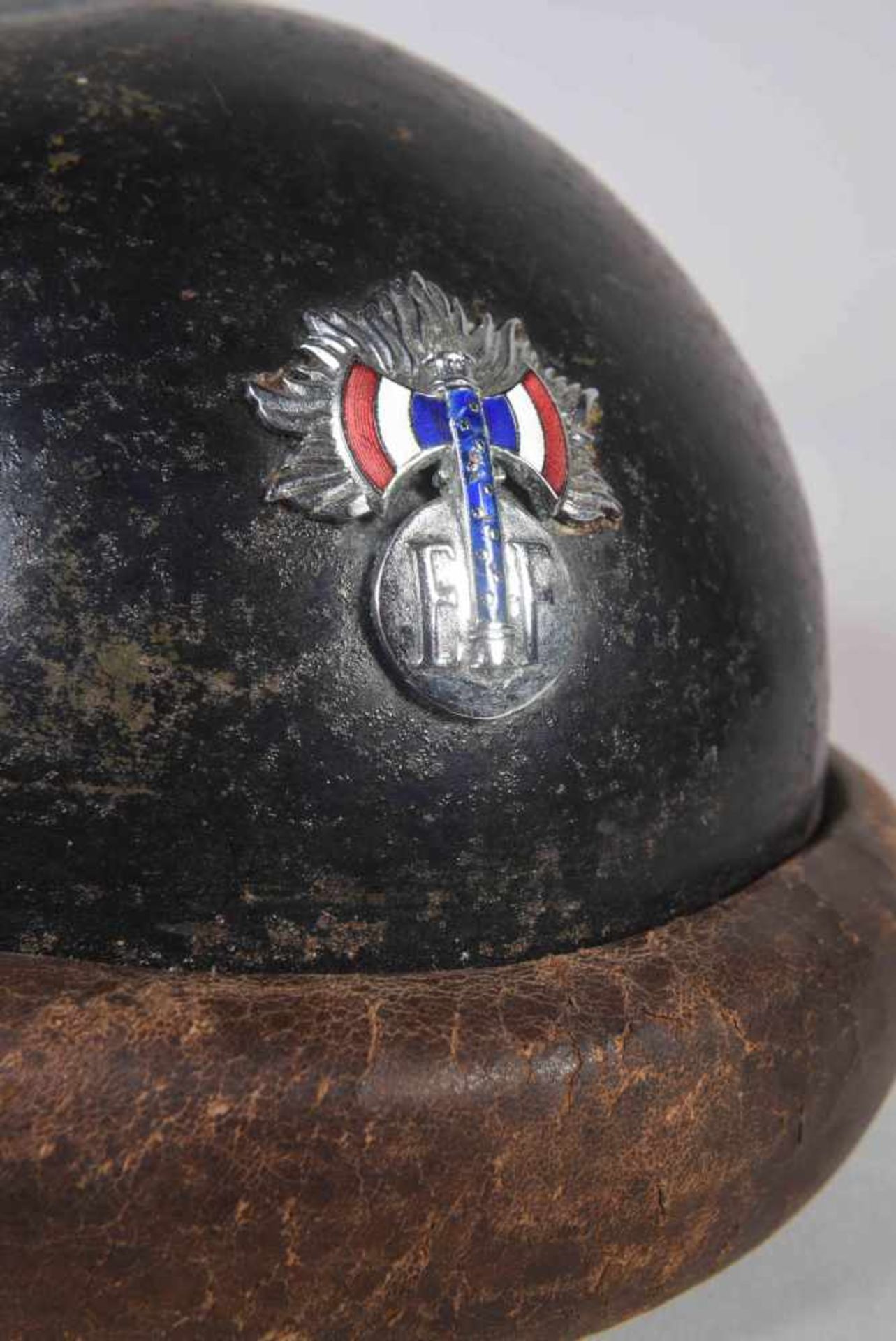 Casque motorisé modèle 1935 avec attribut de la Garde du Maréchal. Attribut en métal rehaussé d’ - Bild 5 aus 6