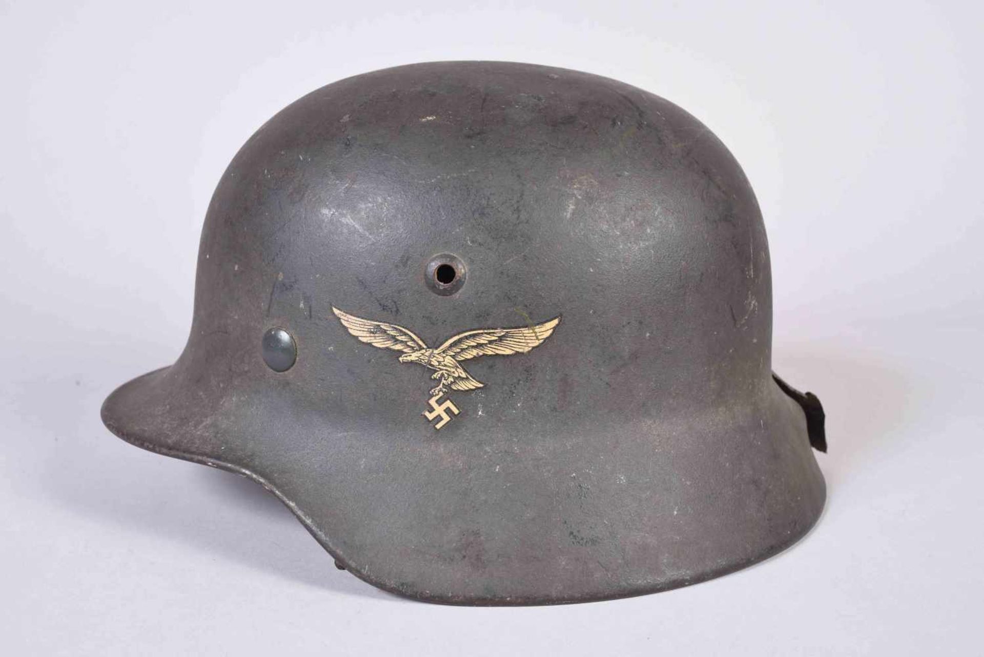 Casque Allemand modèle 35 de l’armée de l’air (LUFTWAFFE). Fabricant Quist, Q62 N° de série 4768. - Bild 2 aus 7