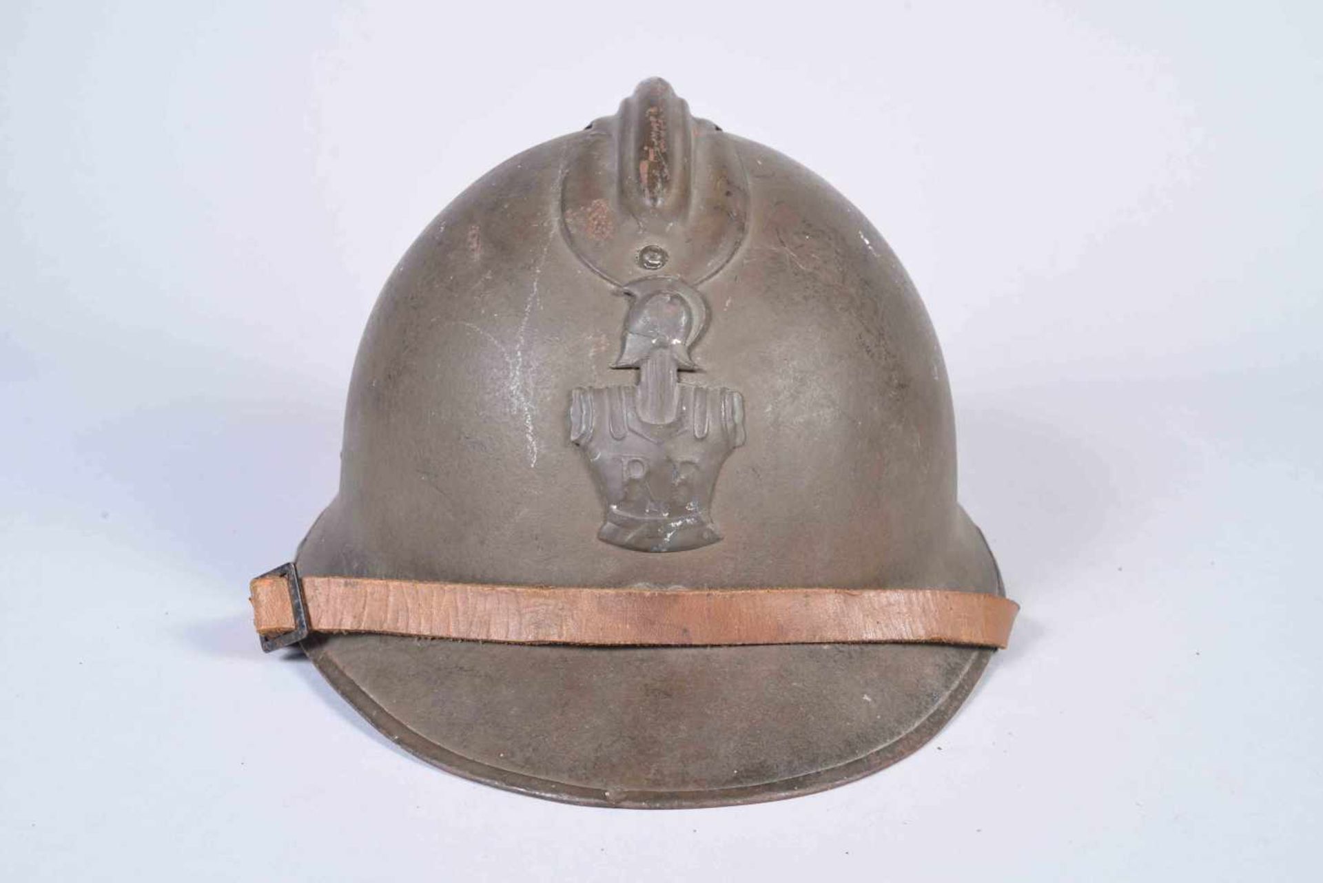 Casque Adrian modèle 26 attribut du génie modèle 15. Fabricant M.A.M.OU Marseille 1938. Peinture