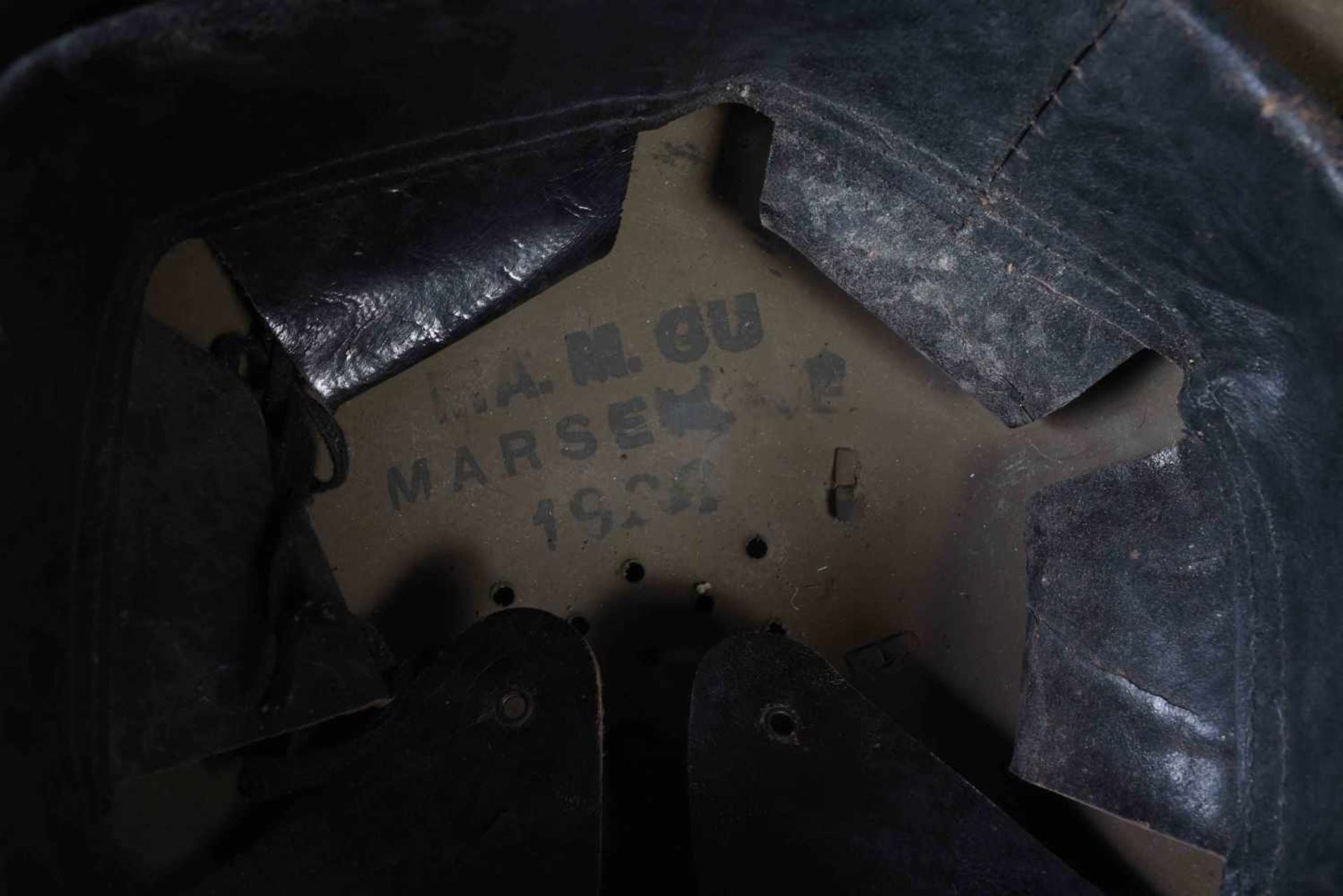 Casque Adrian modèle 26. Attribut de l’artillerie modèle 37. Fabricant M.A.M.OU Marseille 1938. - Bild 7 aus 7