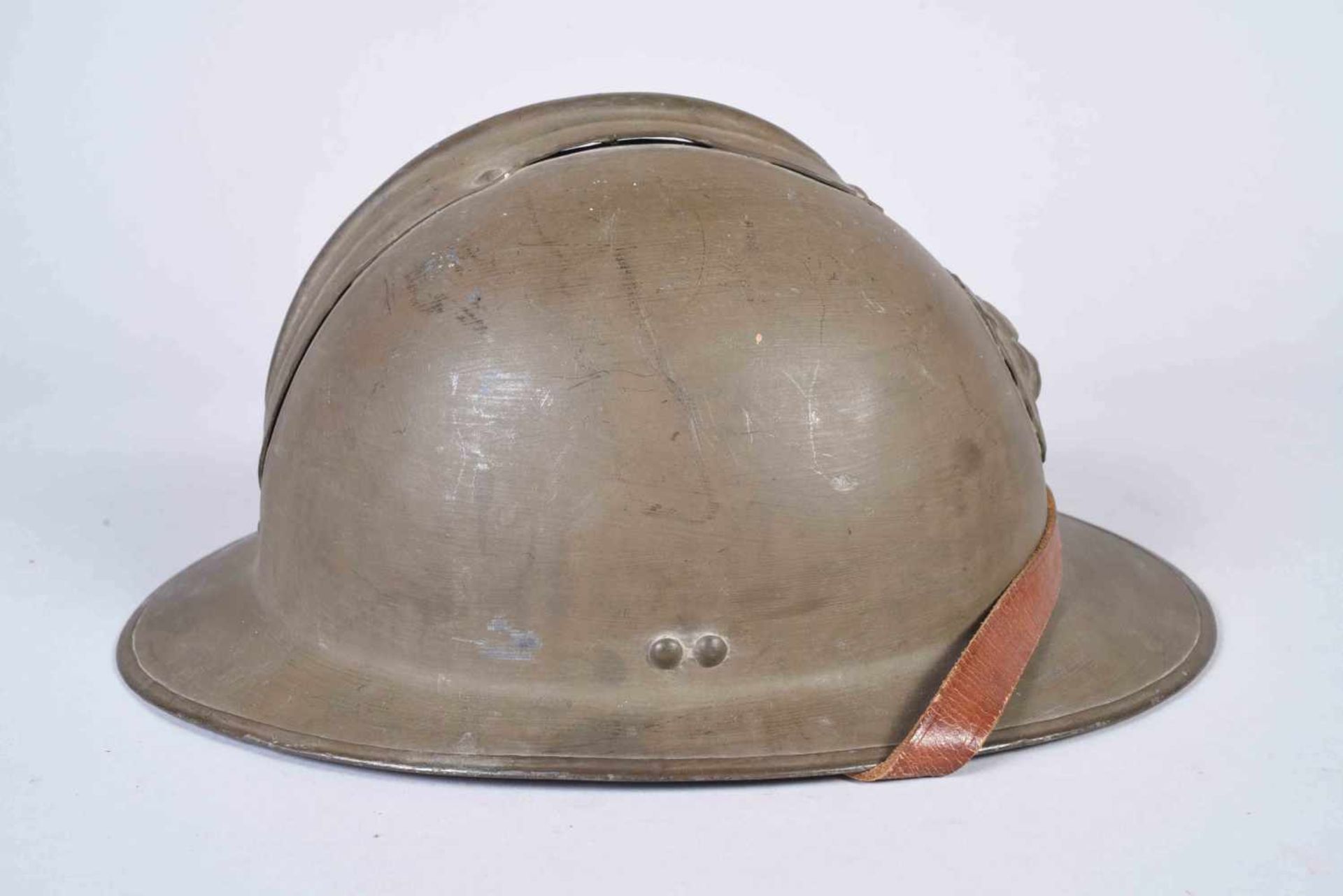 Casque Adrian modèle 31 du Royaume de Belgique. Peinture kaki d’usine recouverte d’une couche de - Bild 4 aus 6