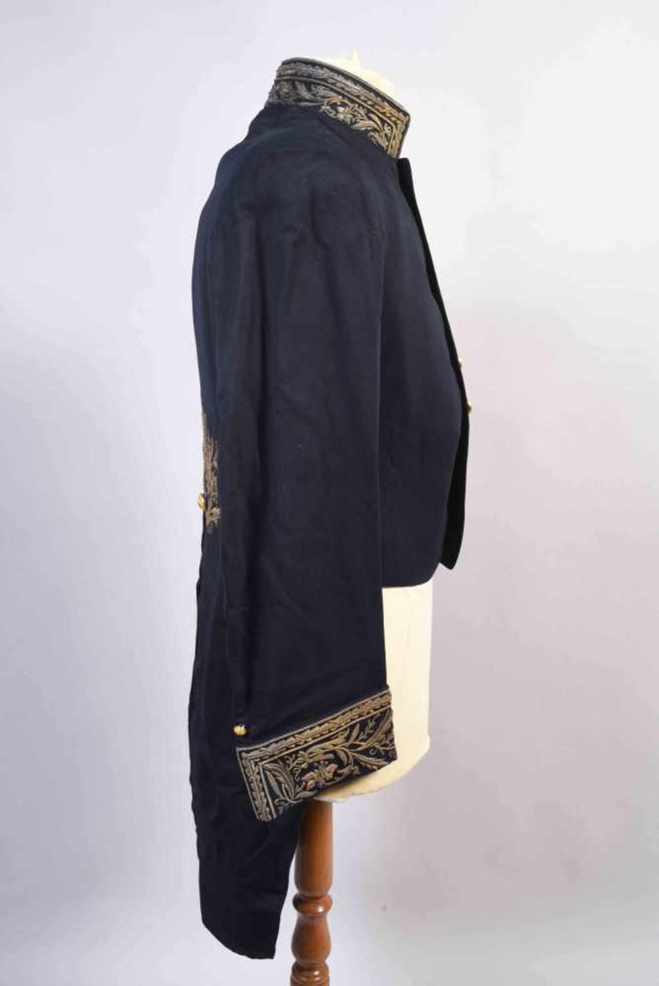 FR- Uniforme de consul. Habit-veste en drap bleu national richement brodé sur le col, les - Bild 7 aus 12