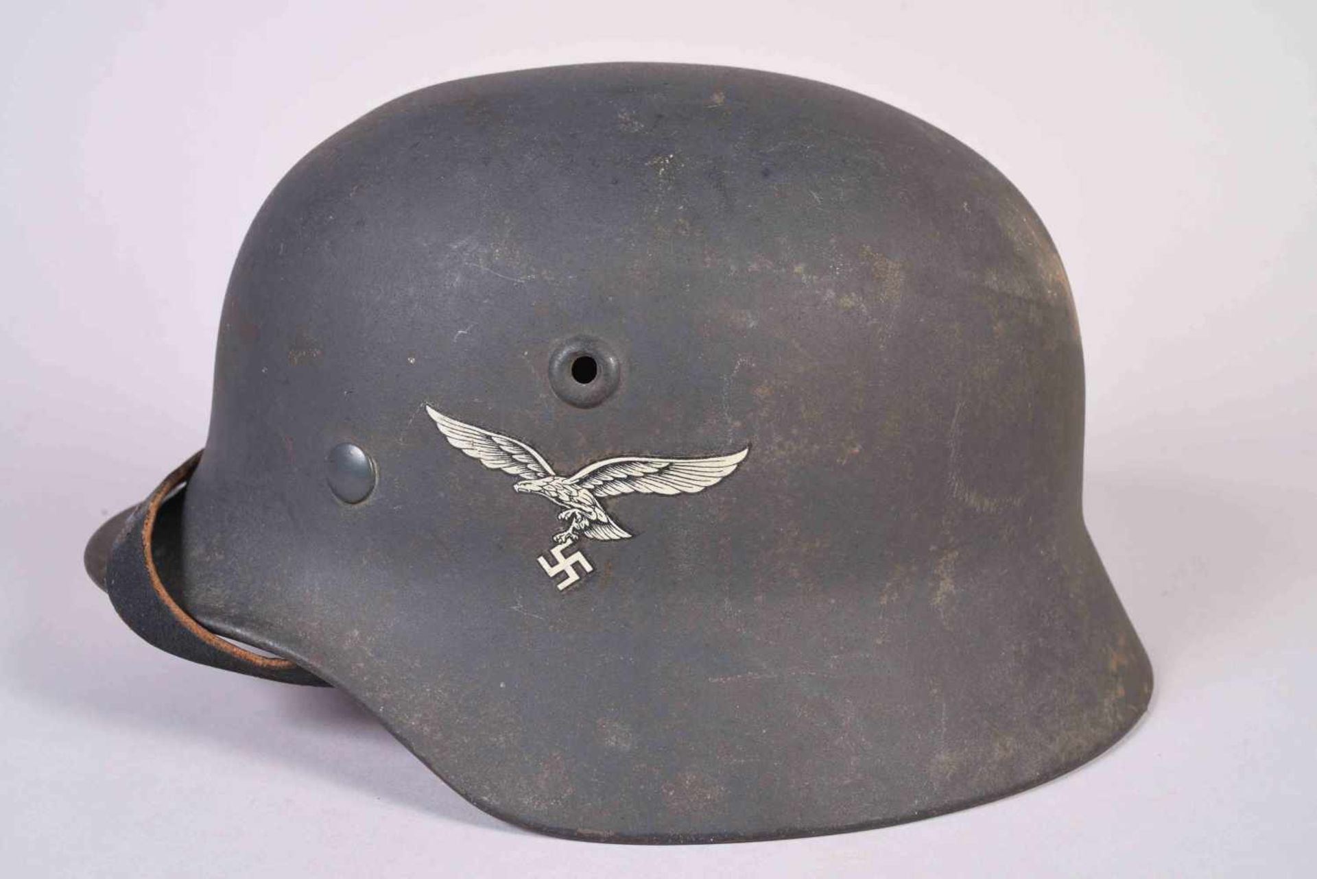 Casque allemand modèle 40 de l’armée de l’air. Fabricant Q66. Série CL26. Peinture bleu d’usine. - Bild 2 aus 7