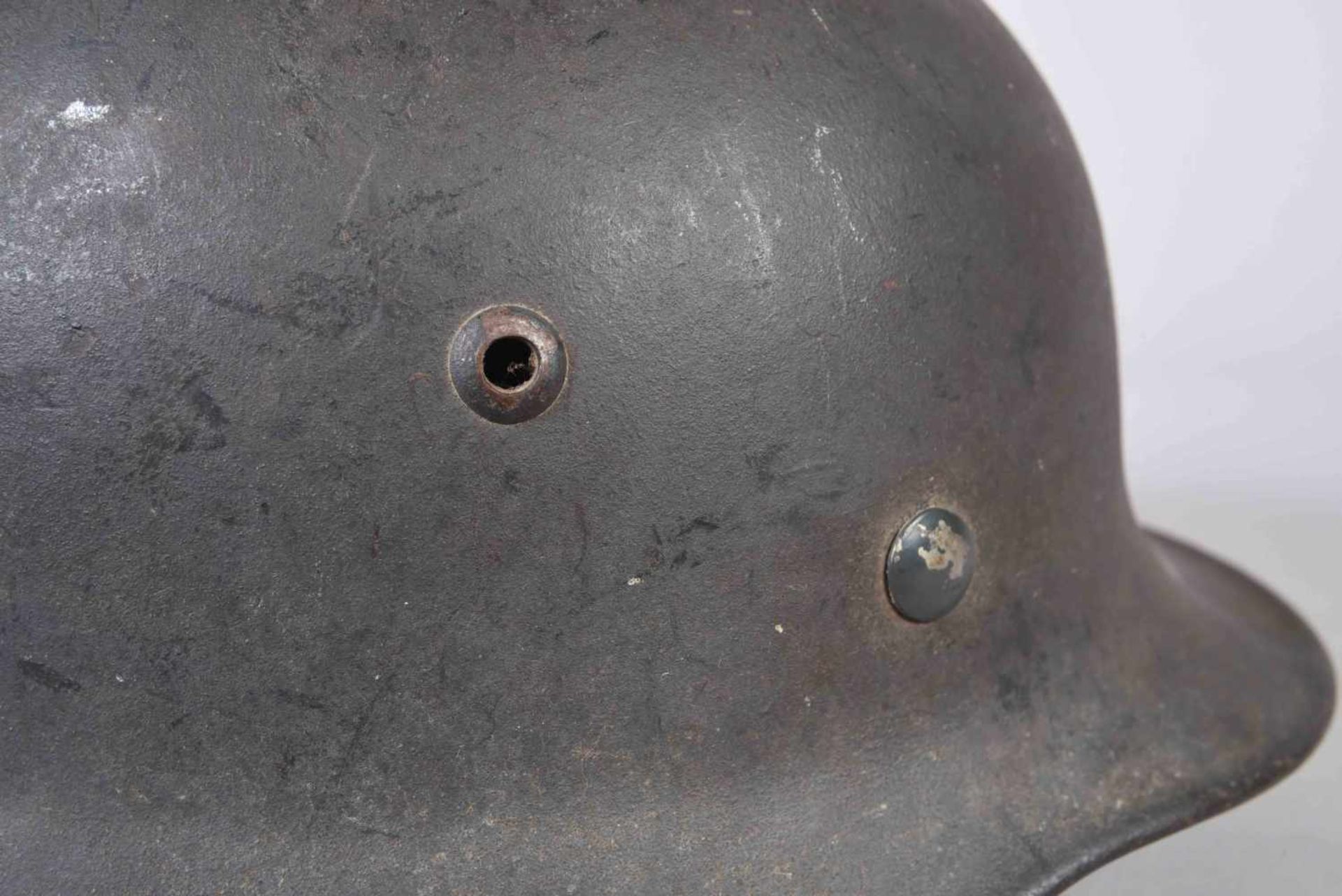 Casque Allemand modèle 35 de l’armée de l’air (LUFTWAFFE). Fabricant Quist, Q62 N° de série 4768. - Bild 6 aus 7