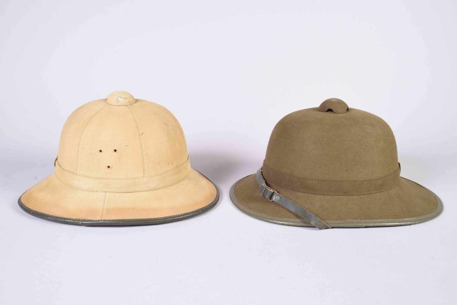 2 casques coloniaux de l’Afrika Korps. L’un en liège recouvert de toile beige avec galon de cuir - Bild 2 aus 6