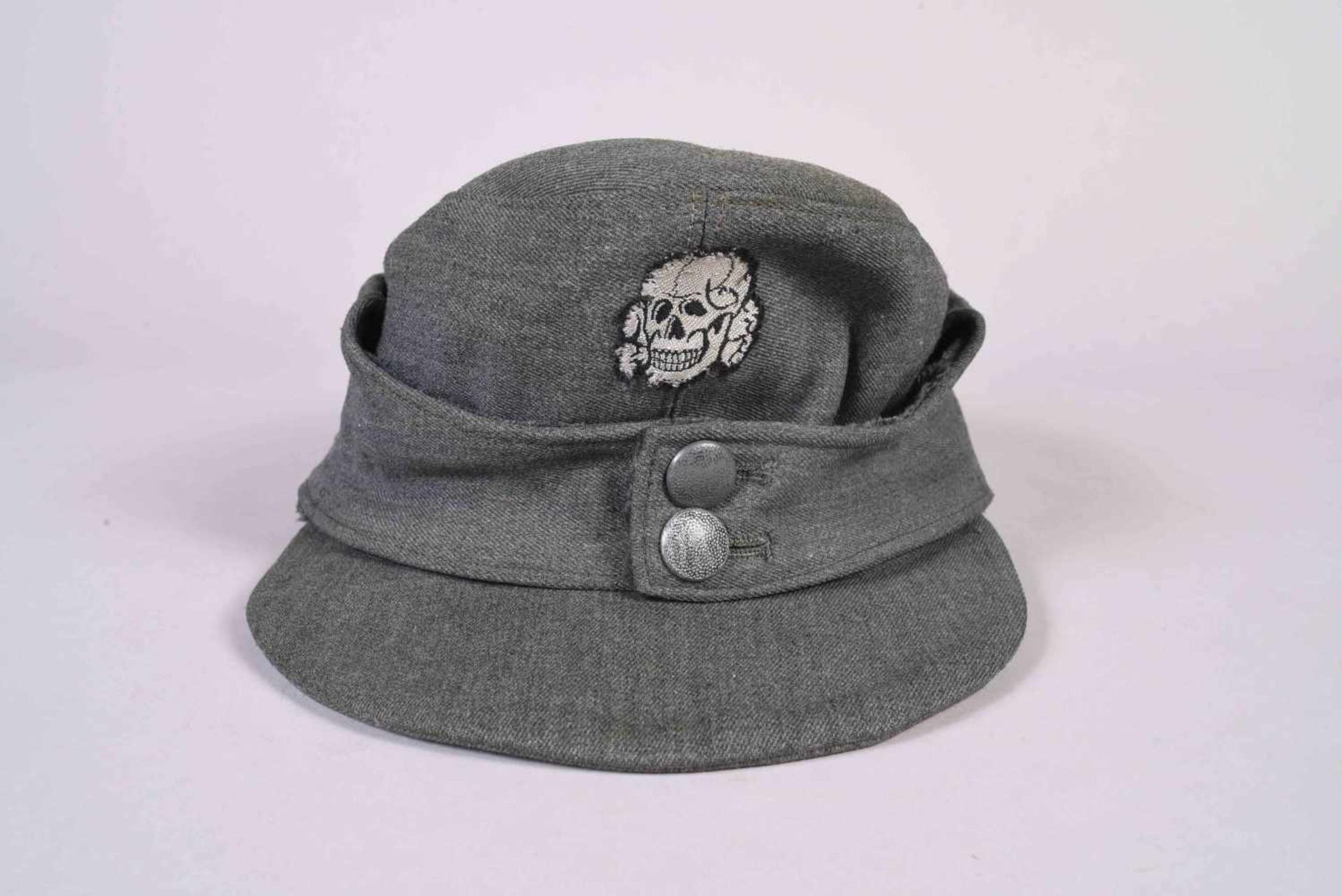 Casquette mod 43 de La Waffen XX, en drap vert, bons insignes probablement recousus, intérieur en