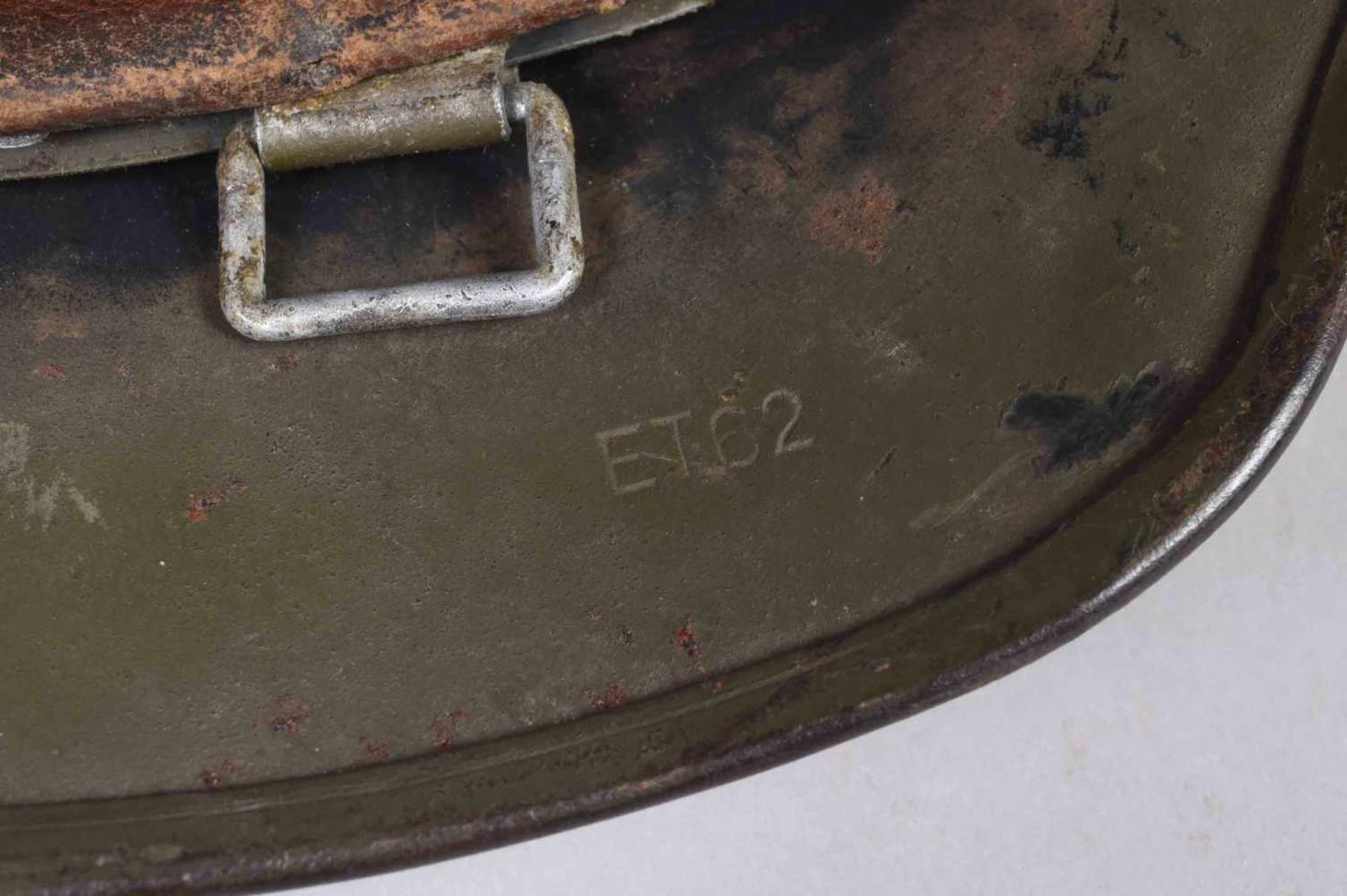 Casque Allemand modèle 1940. Fabricant ET62. N° de série 842. Peinture d'usine bleue recouverte d' - Bild 7 aus 7