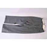 All- pantalon en drap de laine gris pierre, portant un cachet 76-86 sur la taille confection