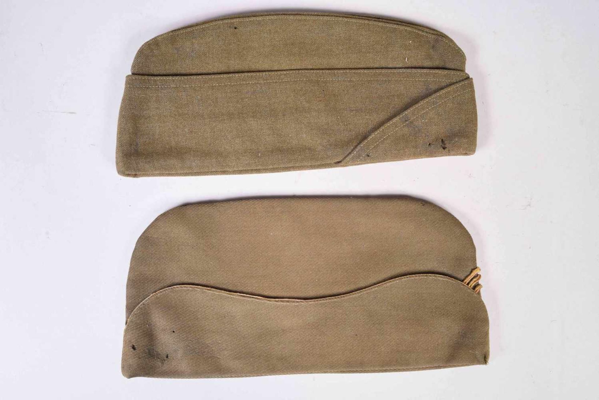 FR- Deux bonnets de police de Capitaine. Un calot d’officier français en drap clair type 1939-1940 - Bild 2 aus 3