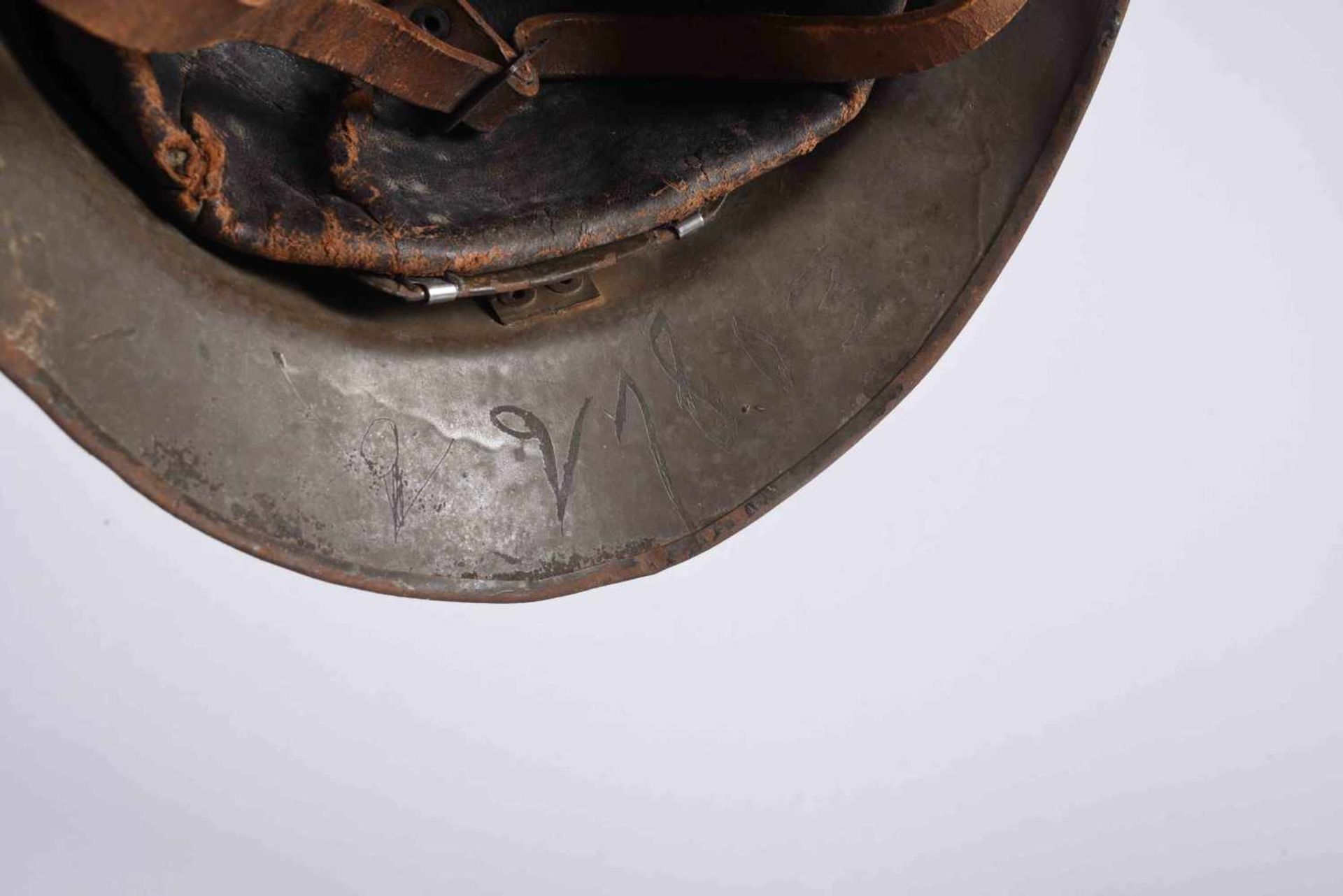 Casque Adrian modèle 26. Attribut de la coloniale modèle 15. Fabricant MA.M.OU Marseille 1938. Coque - Bild 6 aus 8