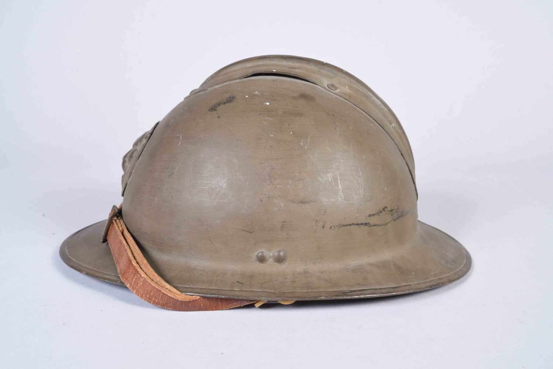 Casque Adrian modèle 31 du Royaume de Belgique. Peinture kaki d’usine recouverte d’une couche de - Bild 2 aus 6