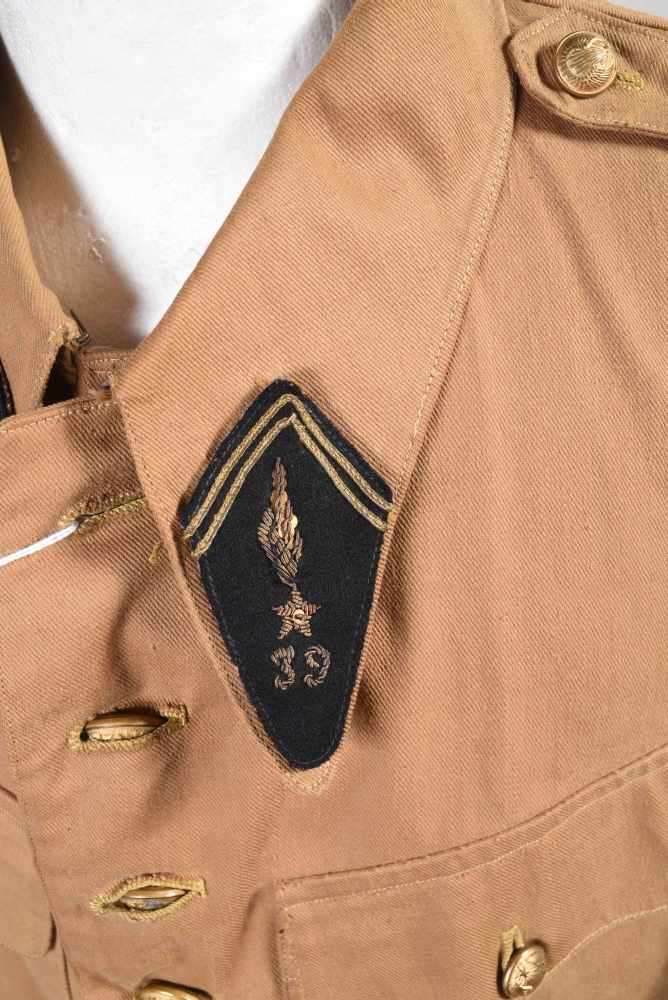 FR- Vareuse du 39e Régiment d’Aviation en toile beige à 4 poches, col aiglon, pattes de col en - Image 5 of 6