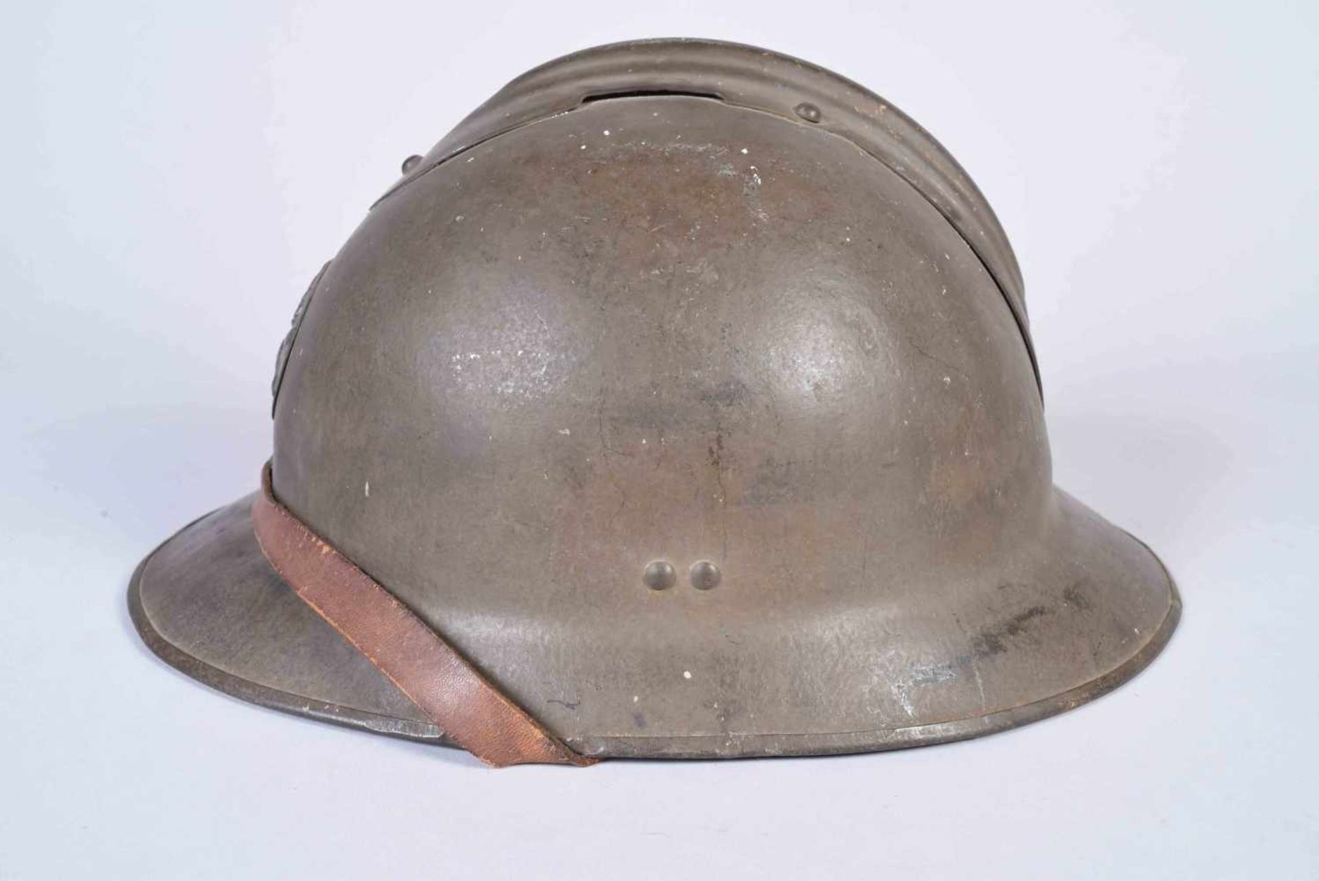 Casque Adrian modèle 26. Attribut de l’artillerie modèle 37. Fabricant M.A.M.OU Marseille 1938. - Bild 2 aus 7