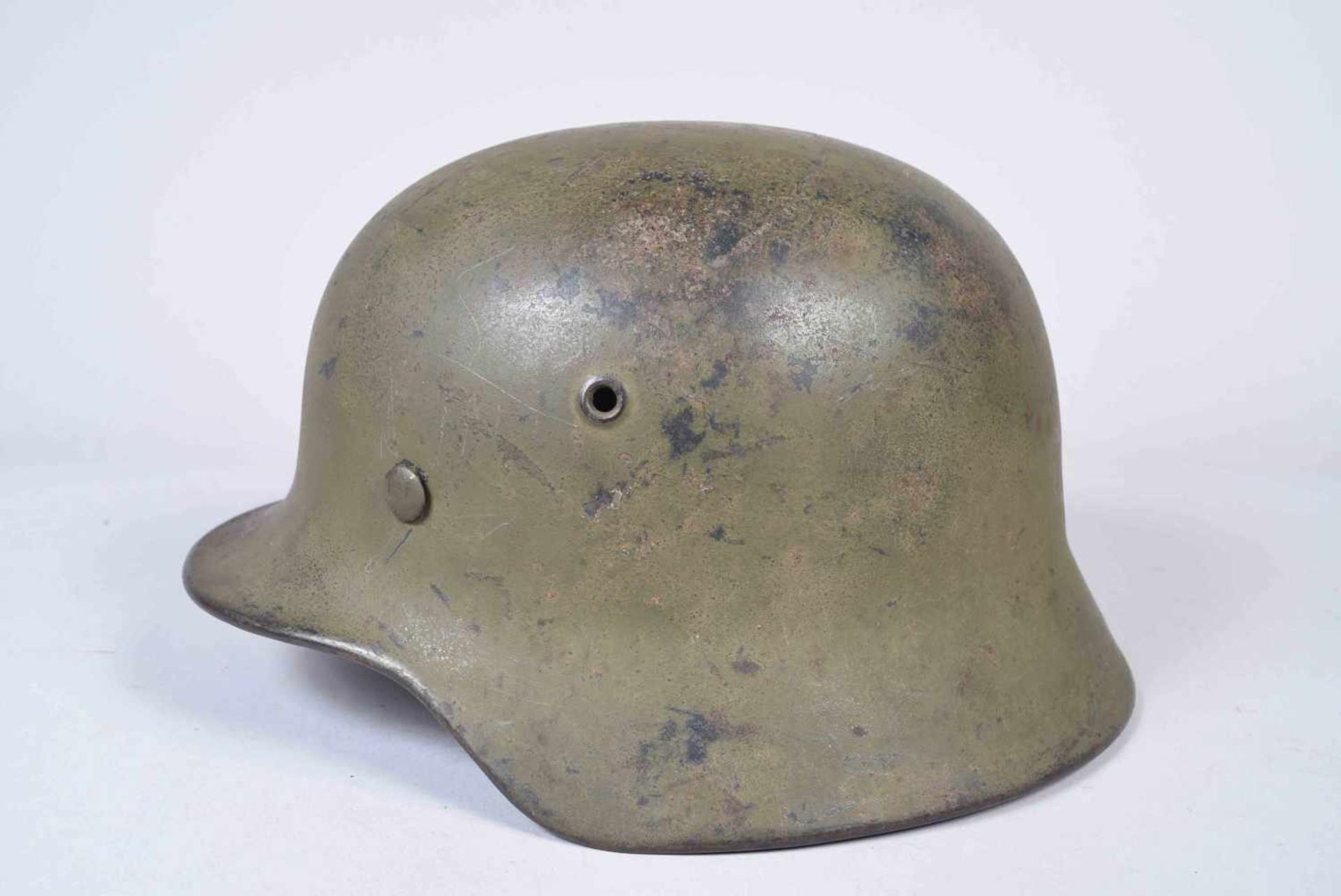 Casque Allemand modèle 1940. Fabricant ET62. N° de série 842. Peinture d'usine bleue recouverte d' - Bild 2 aus 7