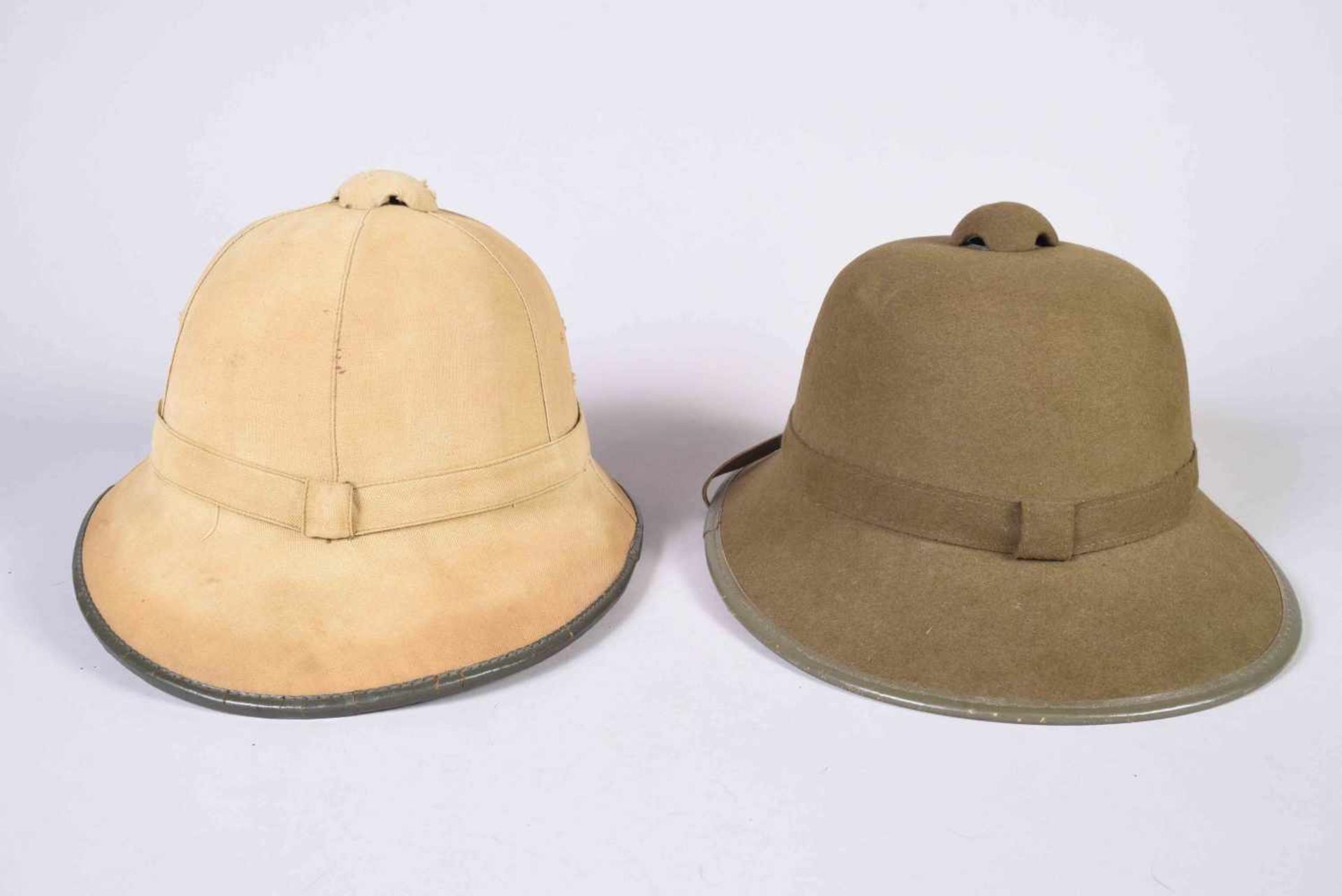 2 casques coloniaux de l’Afrika Korps. L’un en liège recouvert de toile beige avec galon de cuir - Bild 3 aus 6