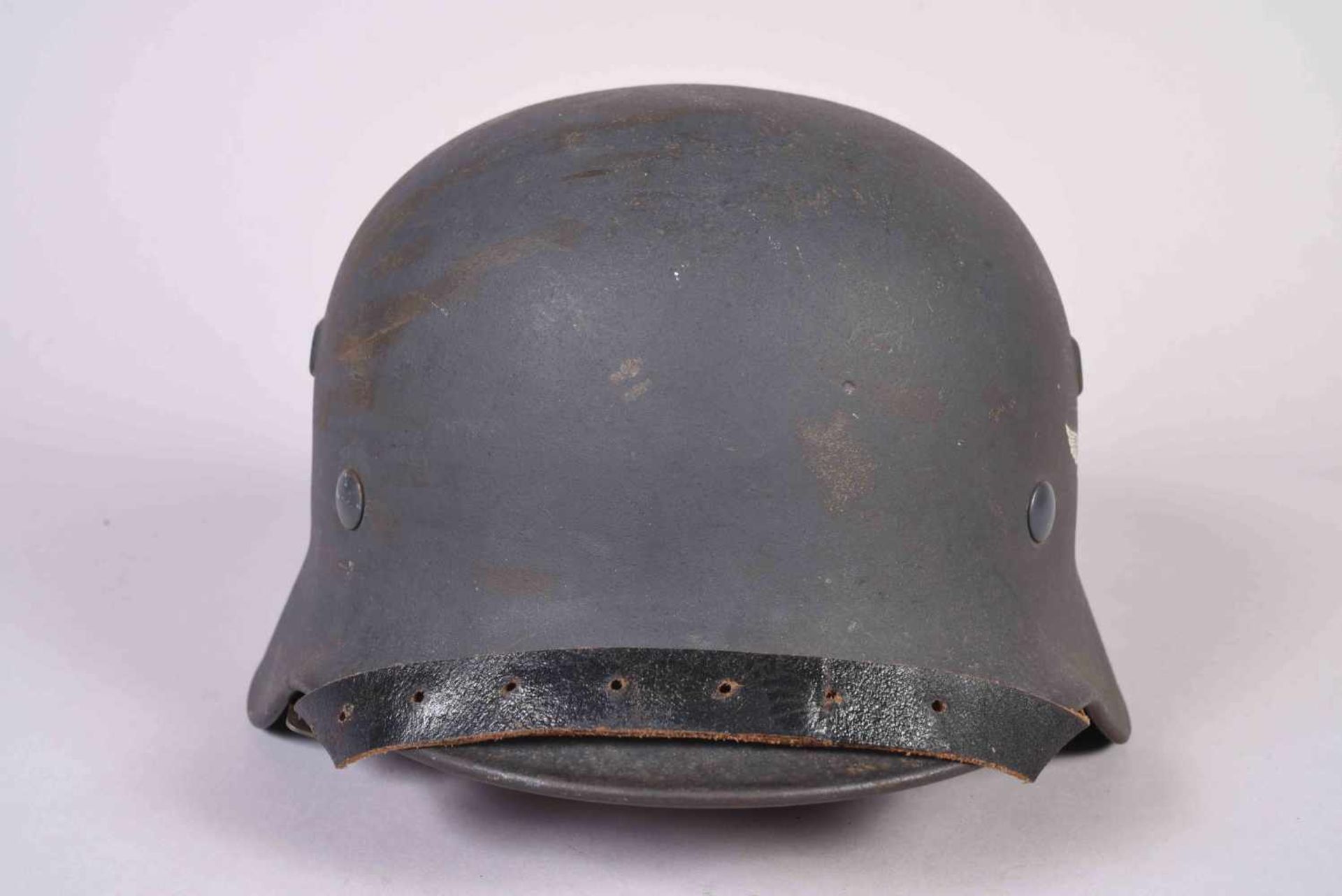 Casque allemand modèle 40 de l’armée de l’air. Fabricant Q66. Série CL26. Peinture bleu d’usine.