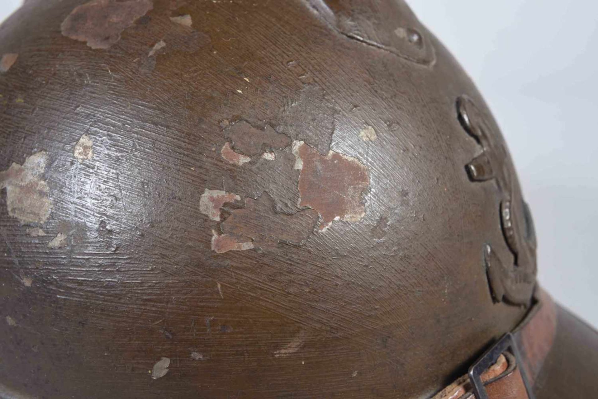 Casque Adrian modèle 15 attribut de la coloniale modèle 29. Peinture kaki appliquée au pinceau sur - Bild 5 aus 8