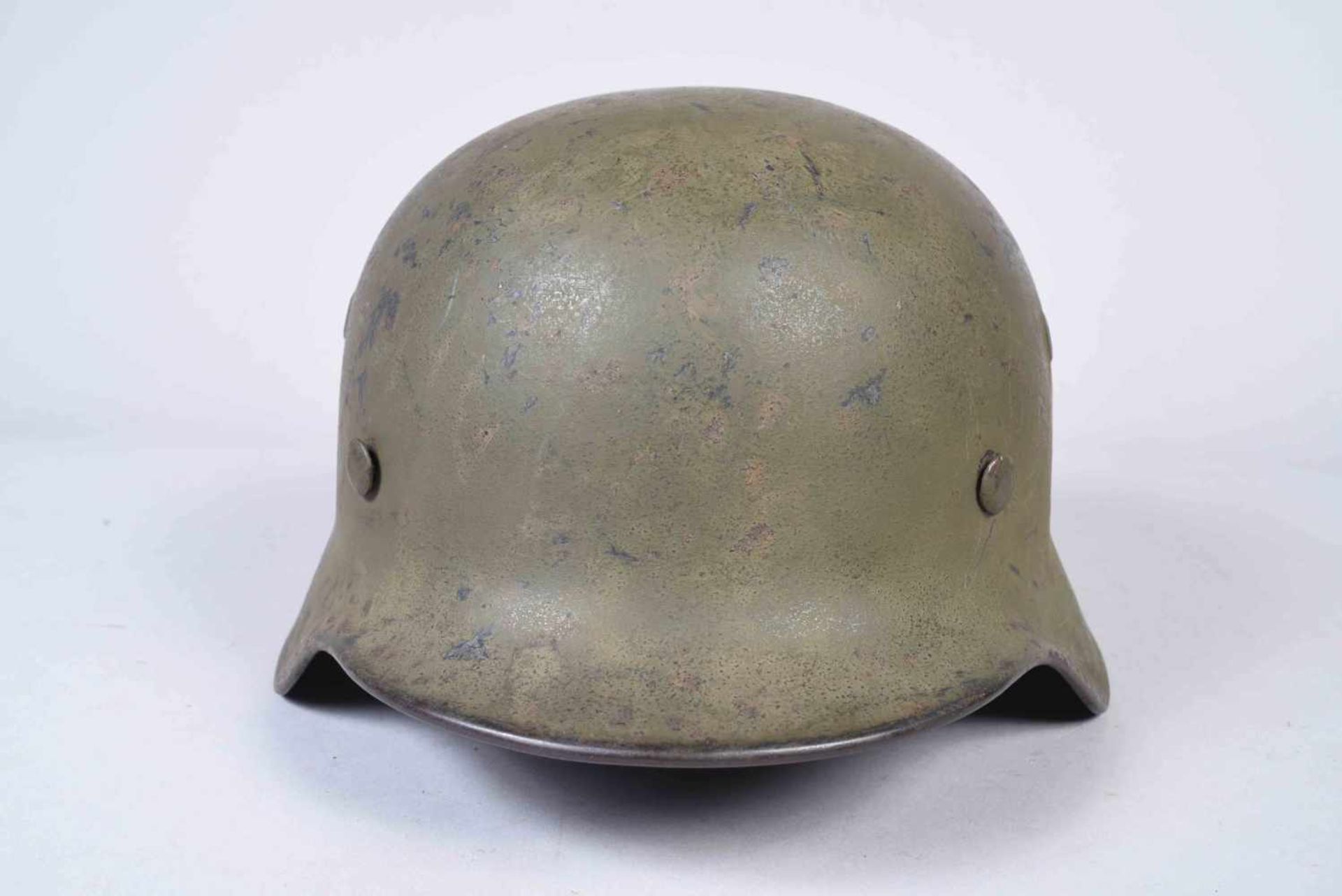 Casque Allemand modèle 1940. Fabricant ET62. N° de série 842. Peinture d'usine bleue recouverte d'