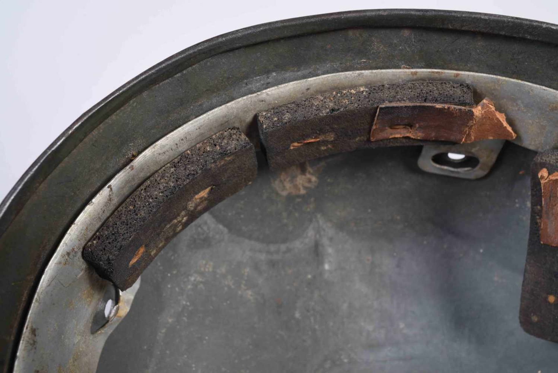 Casque Allemand Modèle 38 de parachutiste Fabriquant ET71 – 4826. Coque avec cerclage alu et - Bild 8 aus 9