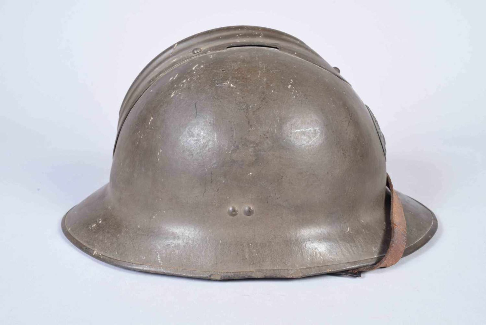 Casque Adrian modèle 26. Attribut de l’artillerie modèle 37. Fabricant M.A.M.OU Marseille 1938. - Bild 4 aus 7