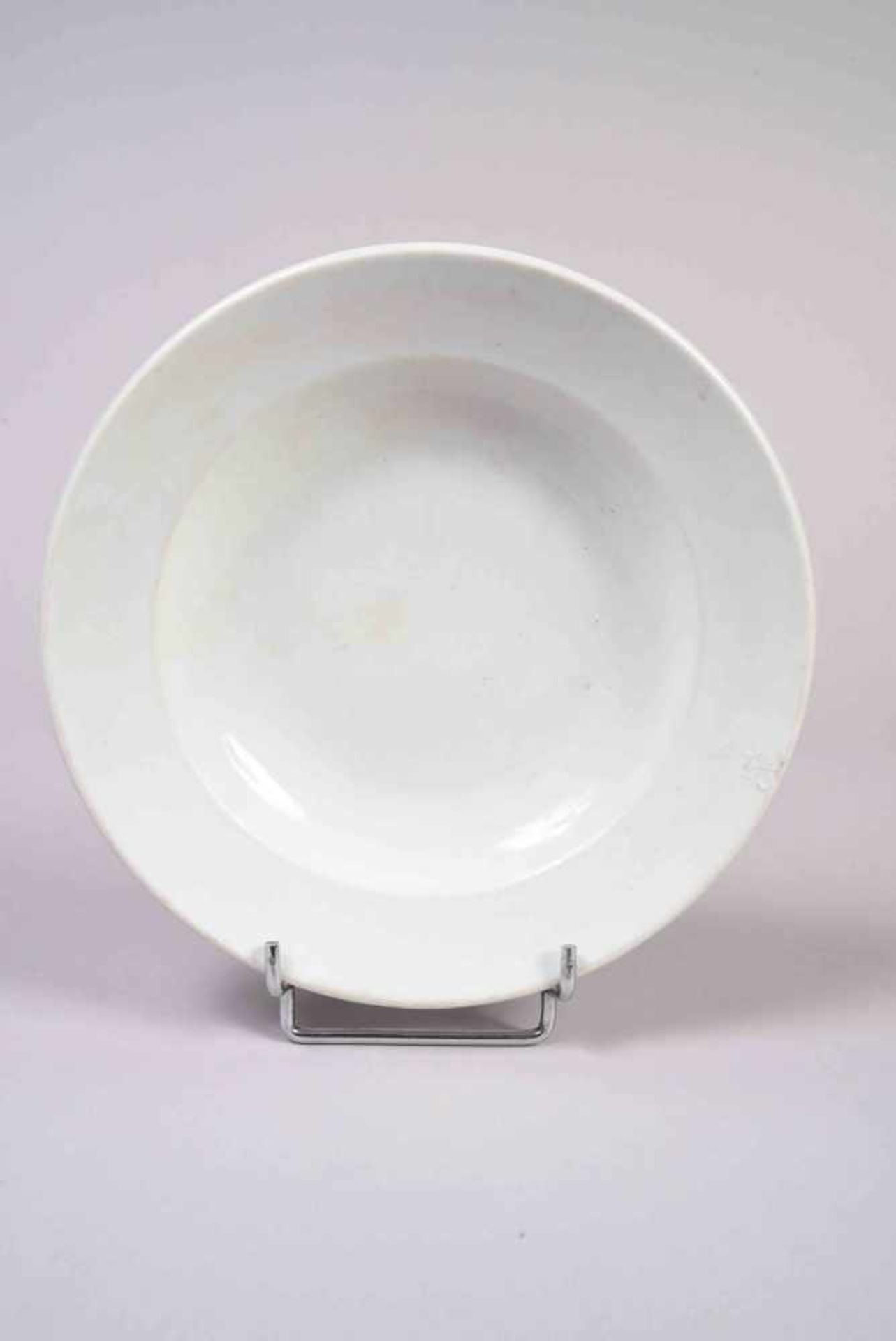 All- Assiette creuse en porcelaine portant au dos les marques Victoria et Waffen XX. Diamètre 23,5