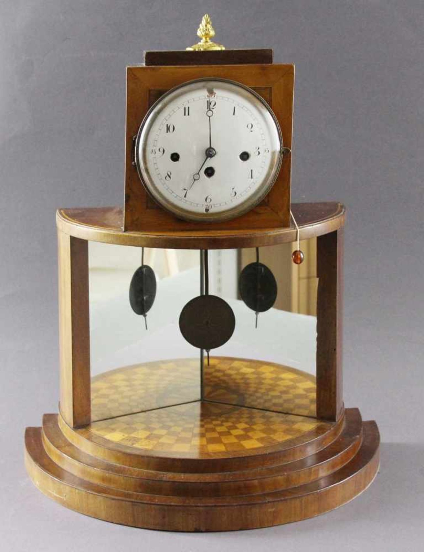 Biedermeier-Uhr, Mahagonikorpus intarsiert mit Spiegelrückwand, um 1840, Emailzifferblatt mit