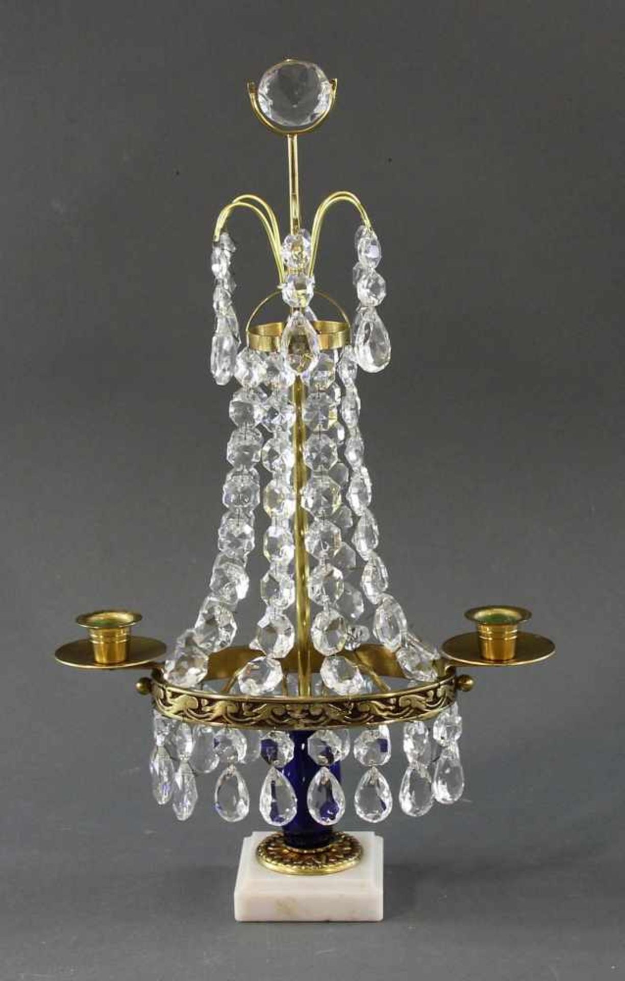 Tischleuchter, Schweden, mit zwei Kerzenhaltern aus Messing, üppiger Kristallbehang, Schaft aus