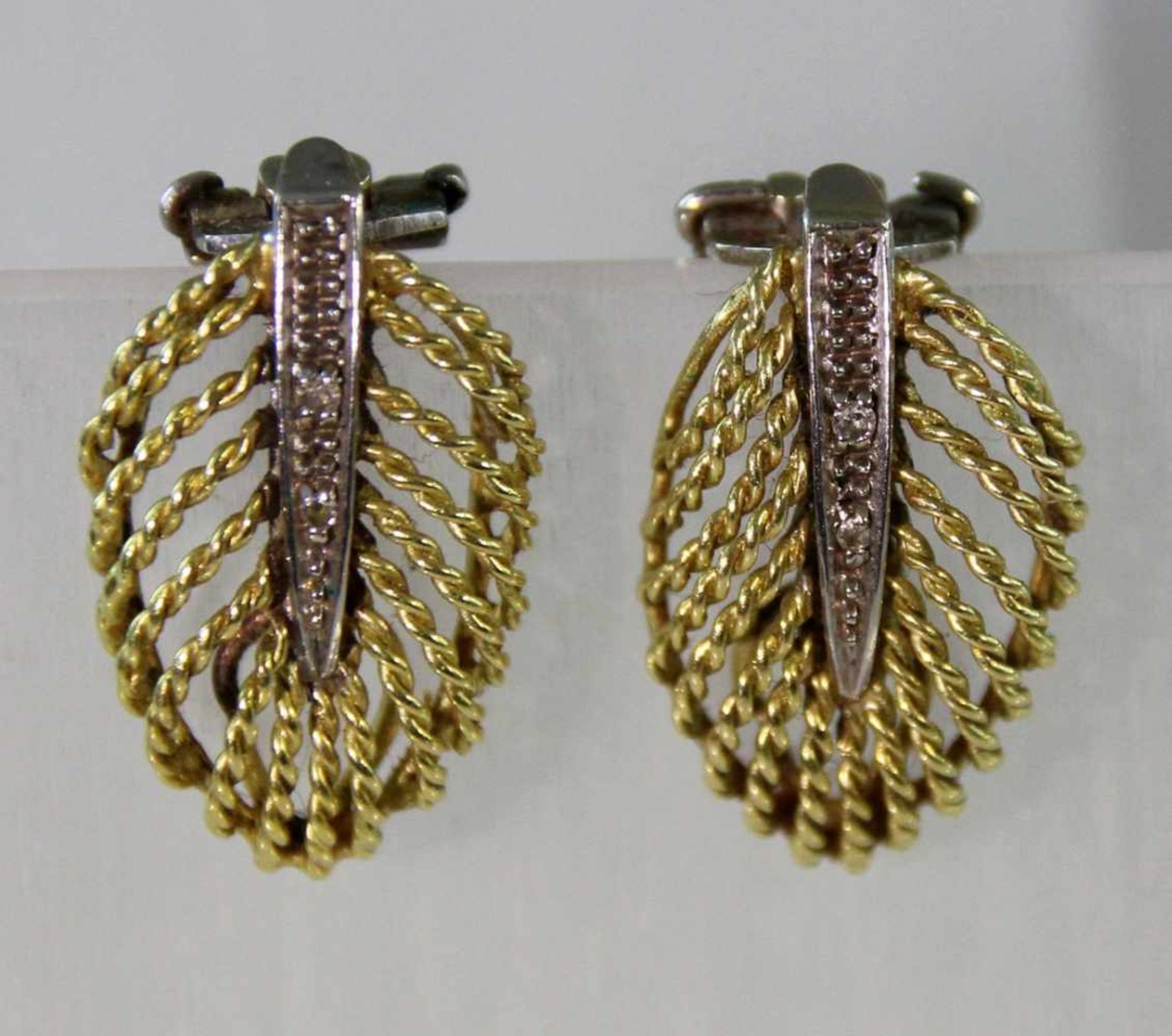 1 Paar Jugendstil-Ohrclips, 750er Gold/Bicolor, besetzt mit je 2 kleinen Diamanten, Gesamtgewicht