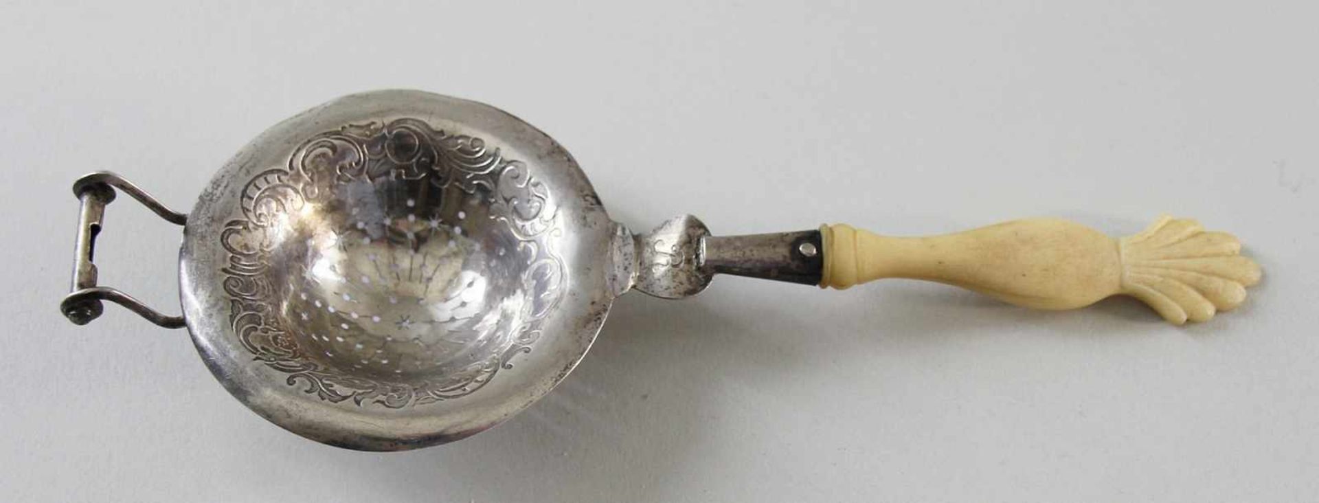 Silber-Teesieb mit Griff aus Bein, um 1900, Gesamtgewicht: 24 gr., Rocaillerelief, Monogrammiert: "