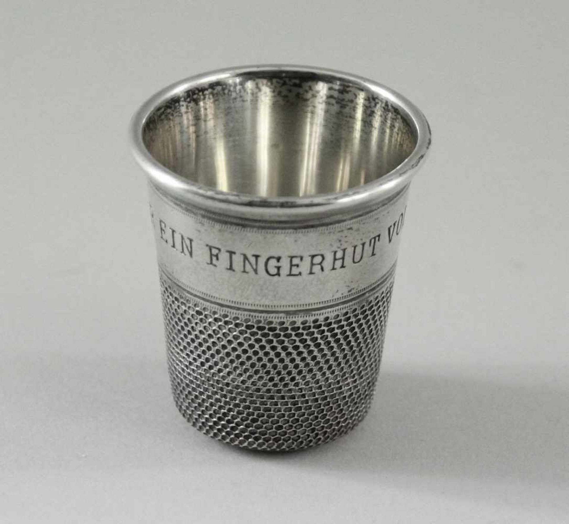 Schnapsbecher in Fingerhutform, 925 Silber, "Nur ein Fingerhut voll", deutsch, 20. Jhd.,