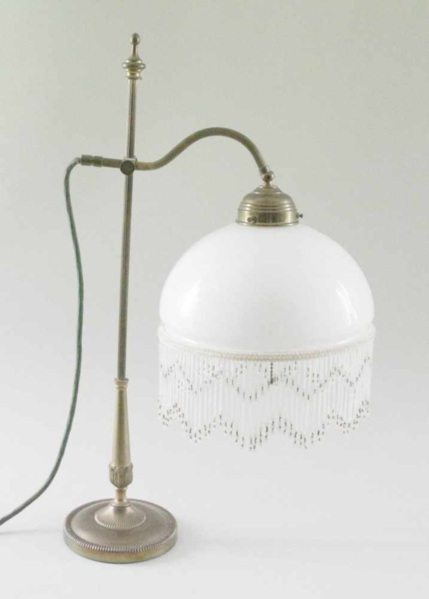 Art Deco Tischlampe, "Amper" - Berliner Messinglampen GmbH, Opalinglas mit Perlfransen Behang, um