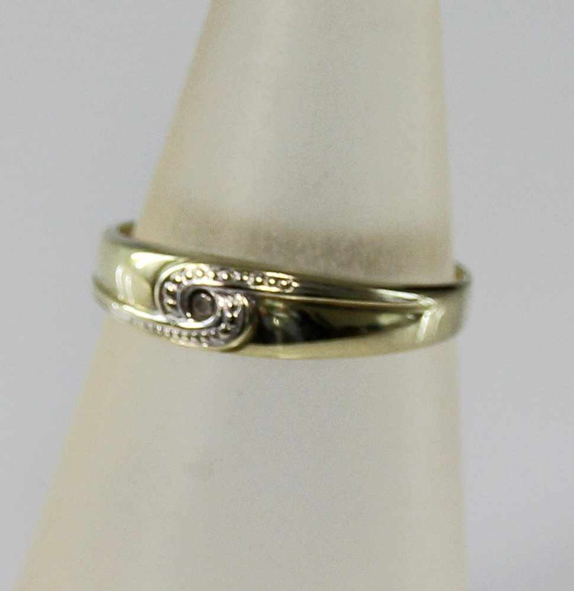 Damenring, 333er Gelbgold, besetzt mit einem Punktdiamant, Gesamtgewicht ca.: 1gr., Ring-
