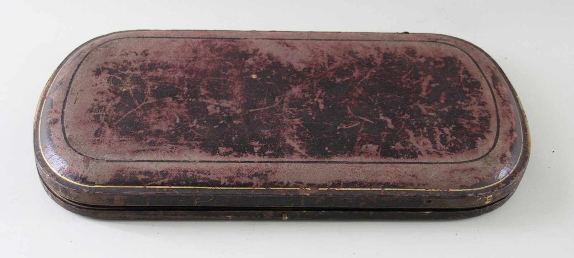 3 tlg. Tranchierbesteck im Karton, London, um 1900, Bestehend aus 1 Tranchiermesser (L: 31cm) 1 - Bild 2 aus 2