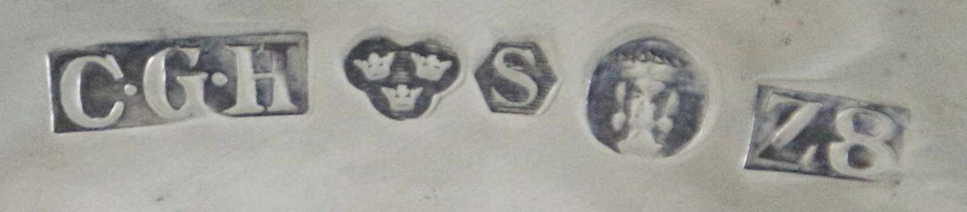 Rundes Tablett, 830er Silber, Schweden, 1. H. 20. Jhd., Gesamtgewicht: ca. 920 gr., Fahne mit - Bild 2 aus 2
