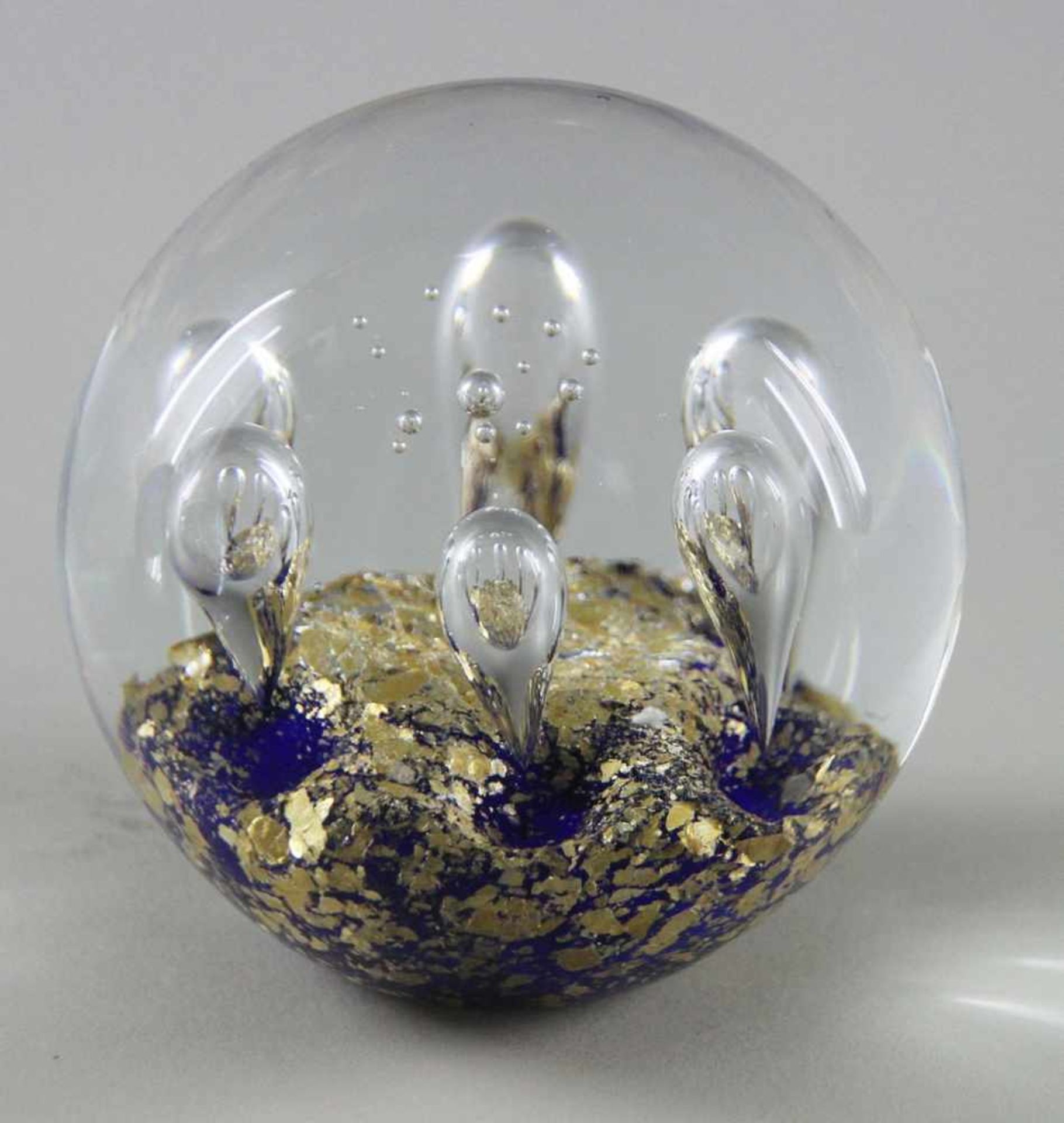 Paperweight, Glas, 20. Jhd., Farbloses Glas, blauer Grund mit Goldkröseln, radial 6 aufsteigende