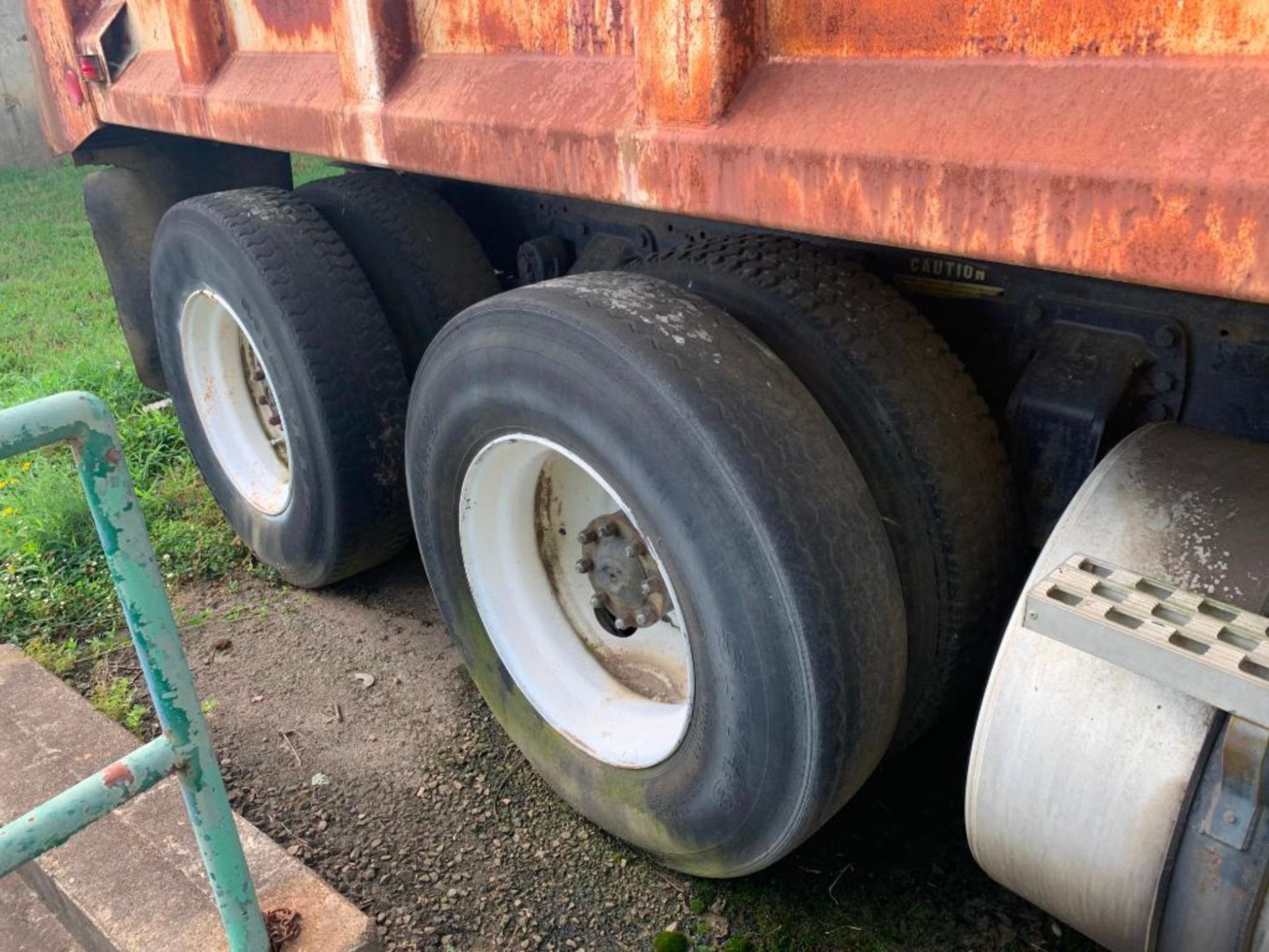 Ford L9000 tandem axle dump truck - Image 5 of 7