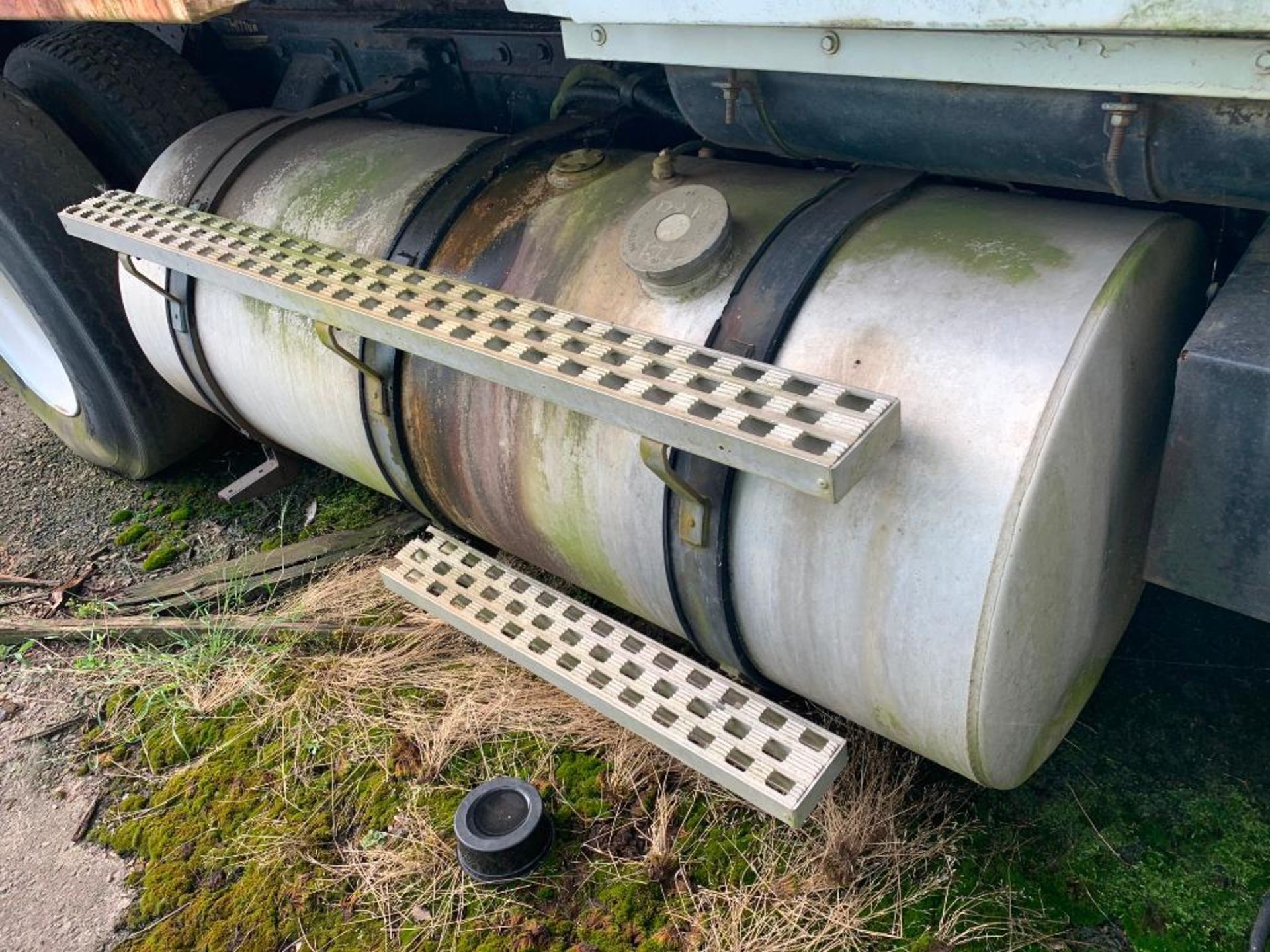 Ford L9000 tandem axle dump truck - Image 4 of 7