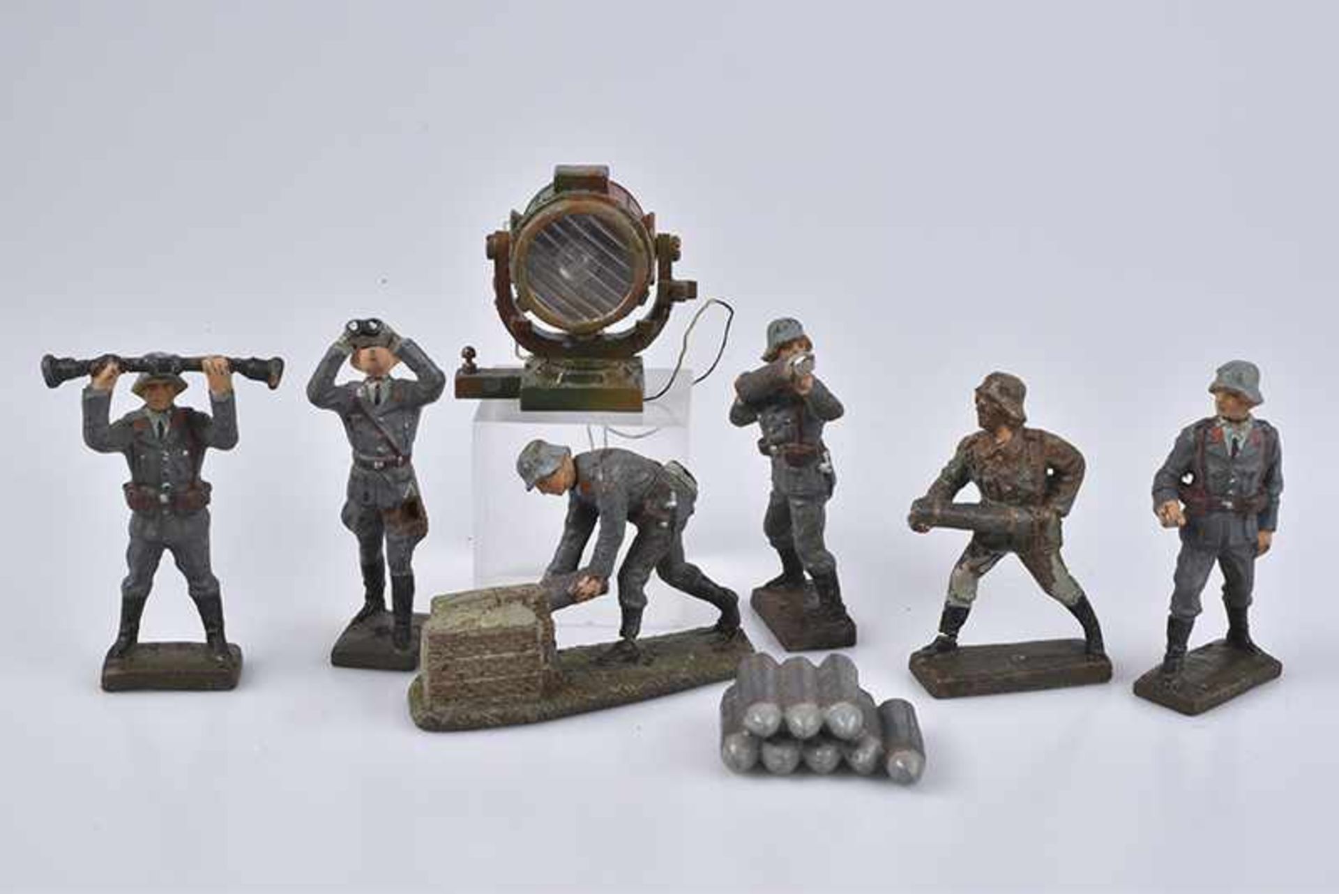 LINEOL, Konv. 8 Teile, Soldaten, Flak Artillerie, Nachrichtentruppe, M.h., 7 cm, 2 Flak Soldaten mit