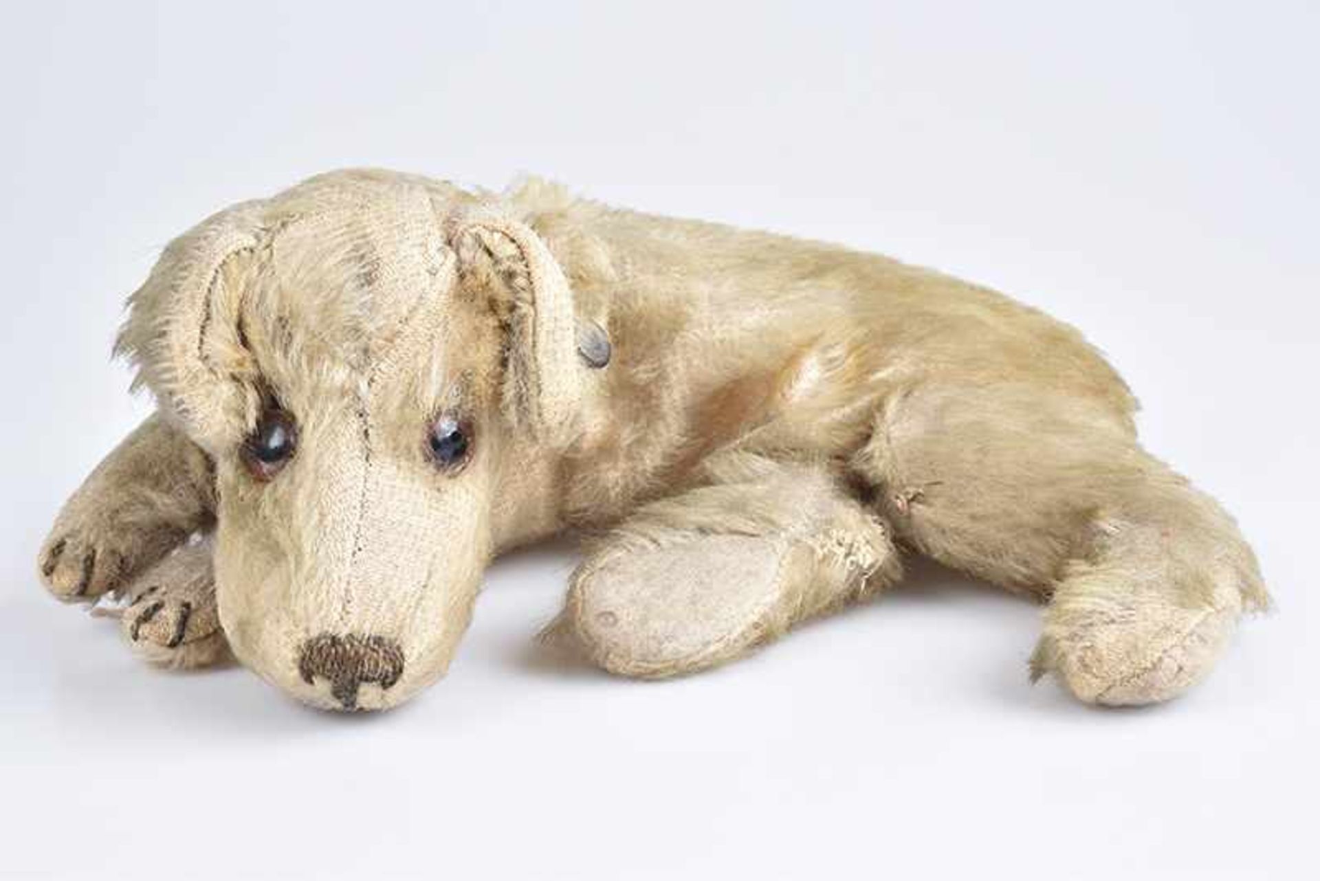 FADAP liegender Hund, Frankreich, 20er Jahre, mit orig. Metallmarke im Ohr, Mohair, blond, braun