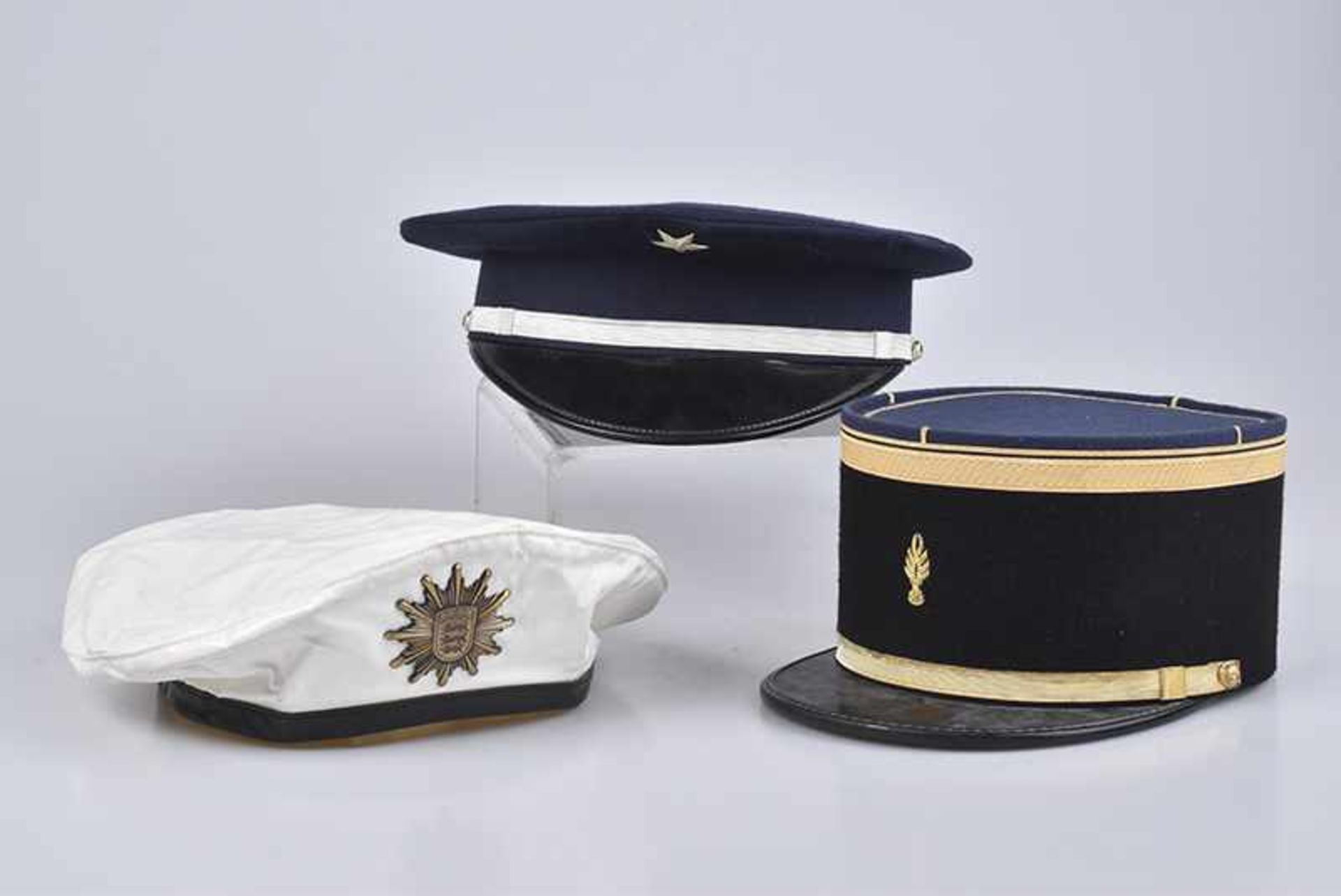 Konv. 3 Kopfbedeckugen, neuwertig, Képi franz. Gendarmerie nationale, Gr. 55, franz. Polizei